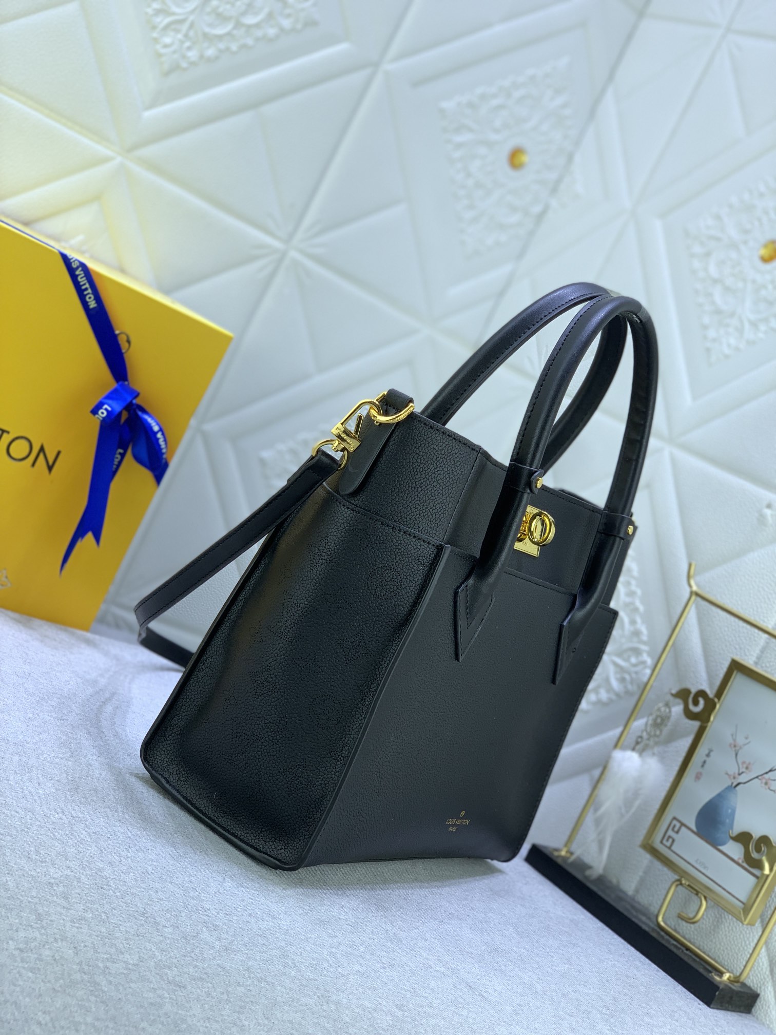 Louis Vuitton On My Side M22225 34x28x17cm