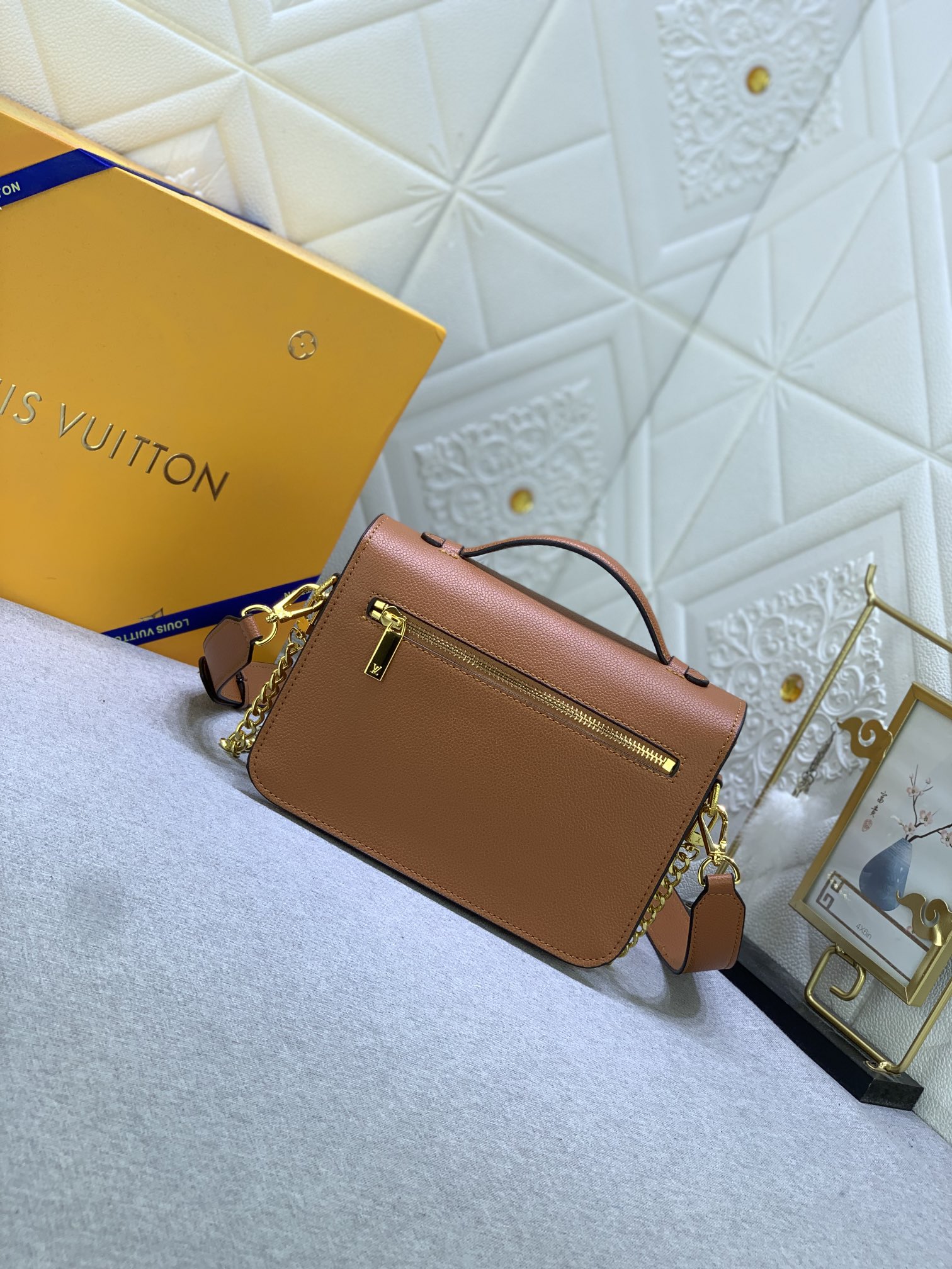 Louis Vuitton Oxford M22952 (3) 22.0 x 16.0 x 9.5cm