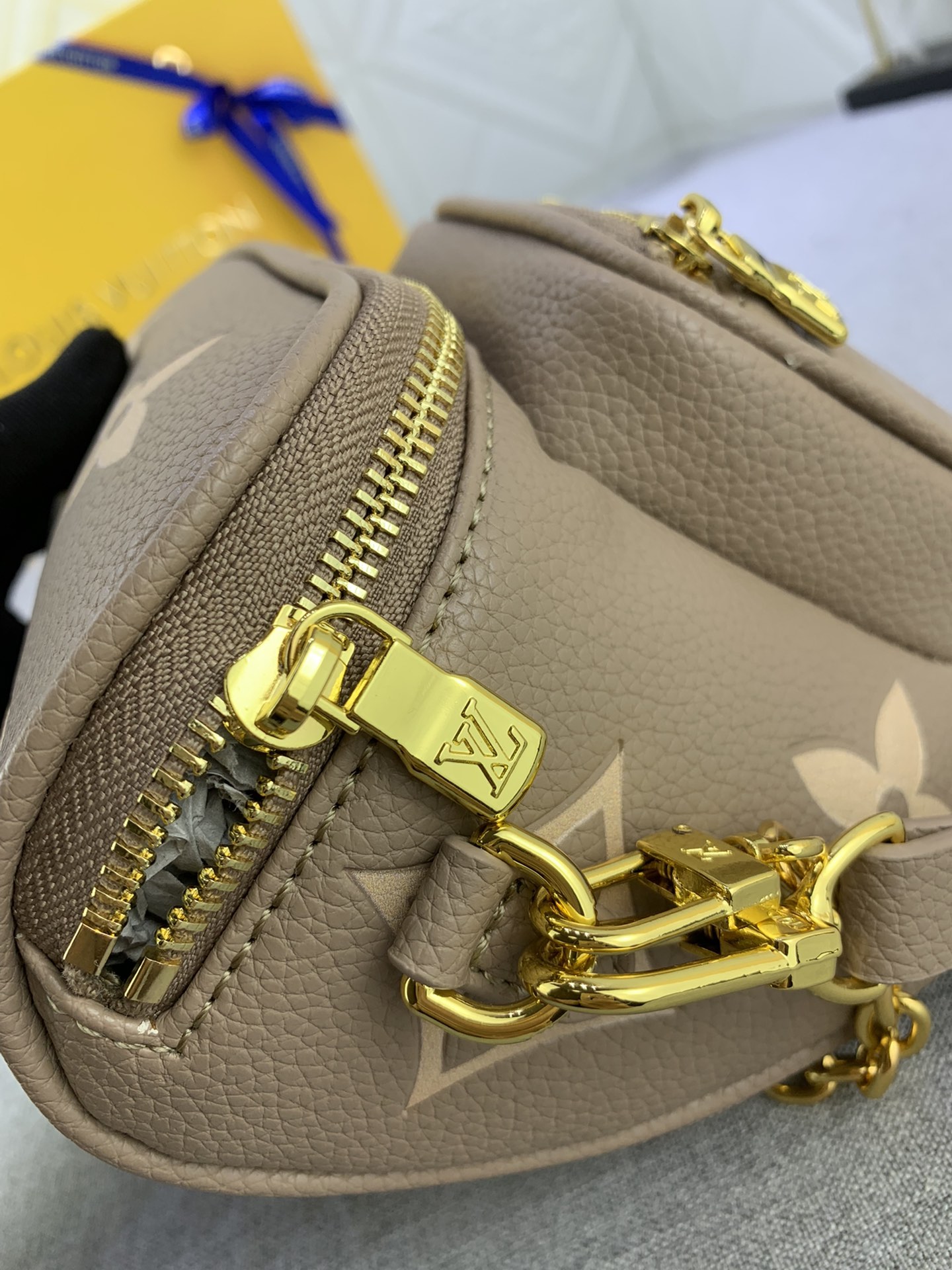 Louis Vuitton Mini Bumbag M82208 17x12x9.5cm