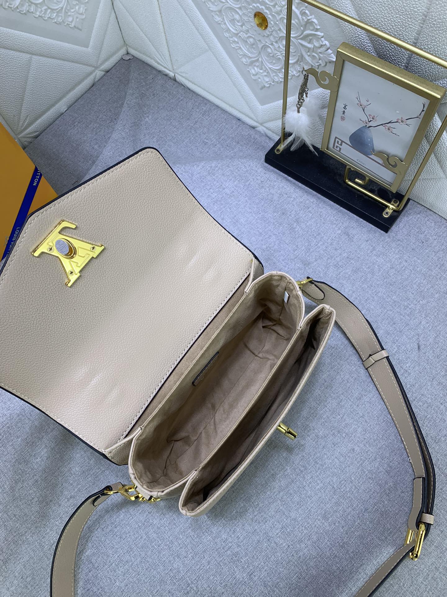 Louis Vuitton Oxford M22952 (2) 22.0 x 16.0 x 9.5cm