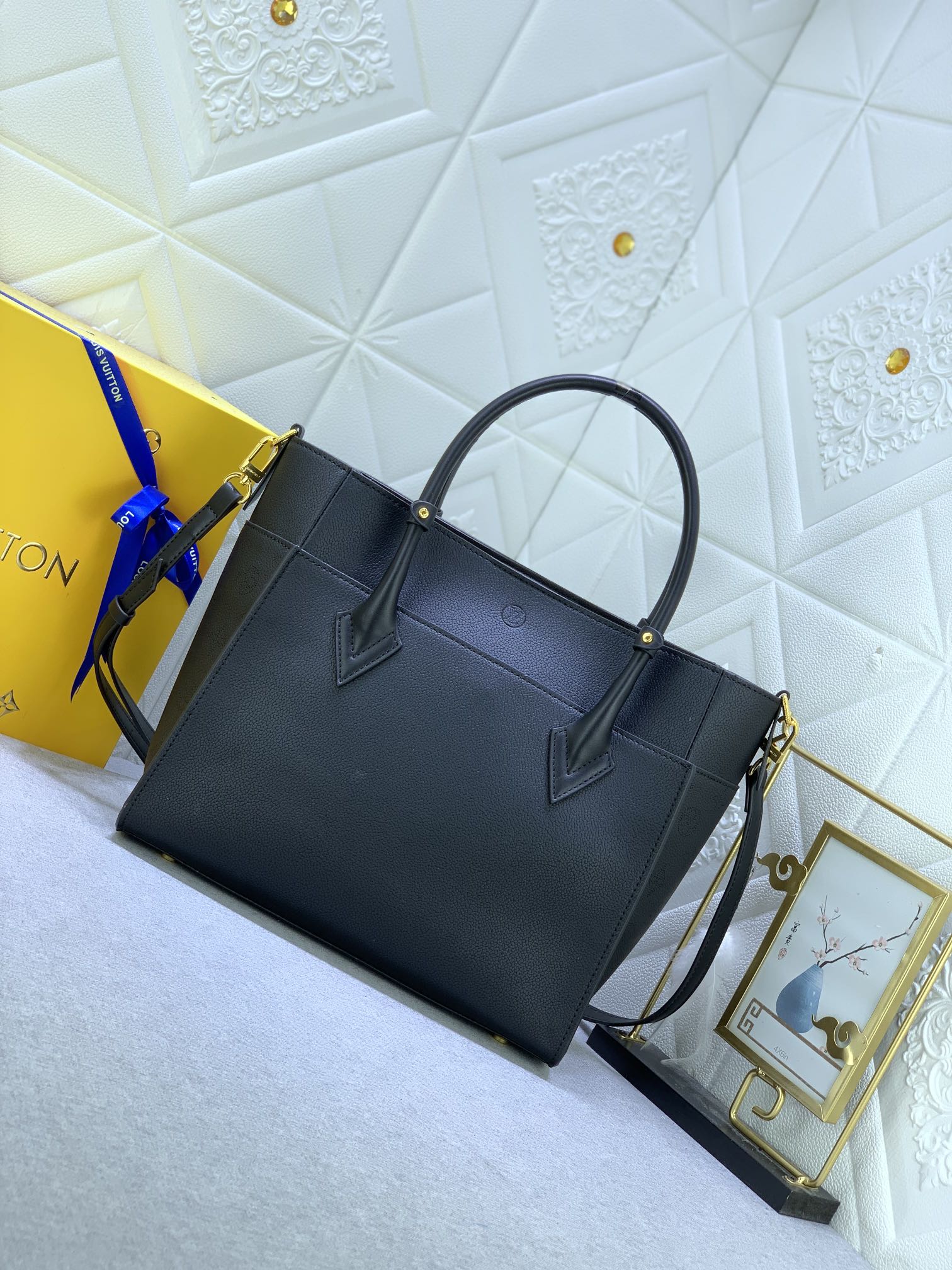 Louis Vuitton On My Side M22225 34x28x17cm