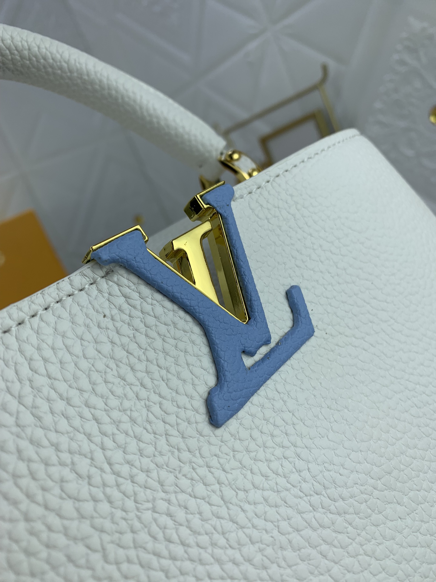 Louis Vuitton Capucines BB M23064 27x18x9cm