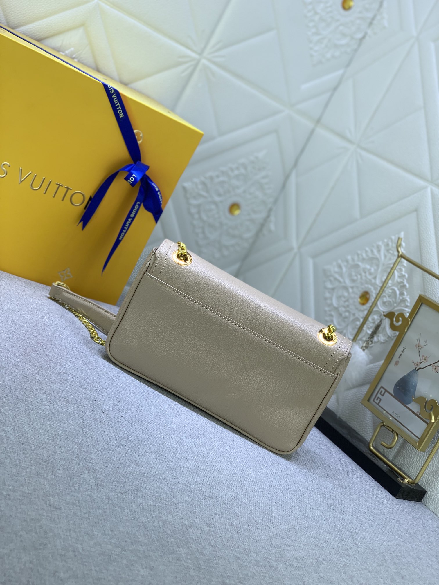 Louis Vuitton LOCKME EAST WEST M22303 (3) 23.5 x 14 x 6cm