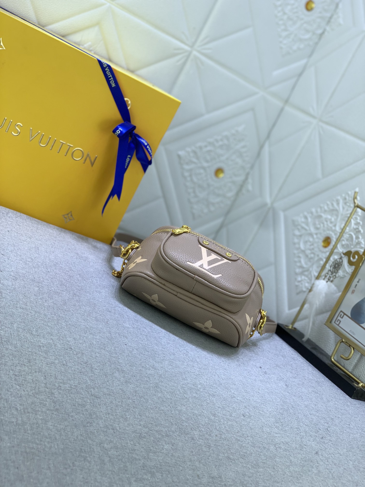 Louis Vuitton Mini Bumbag M82208 17x12x9.5cm