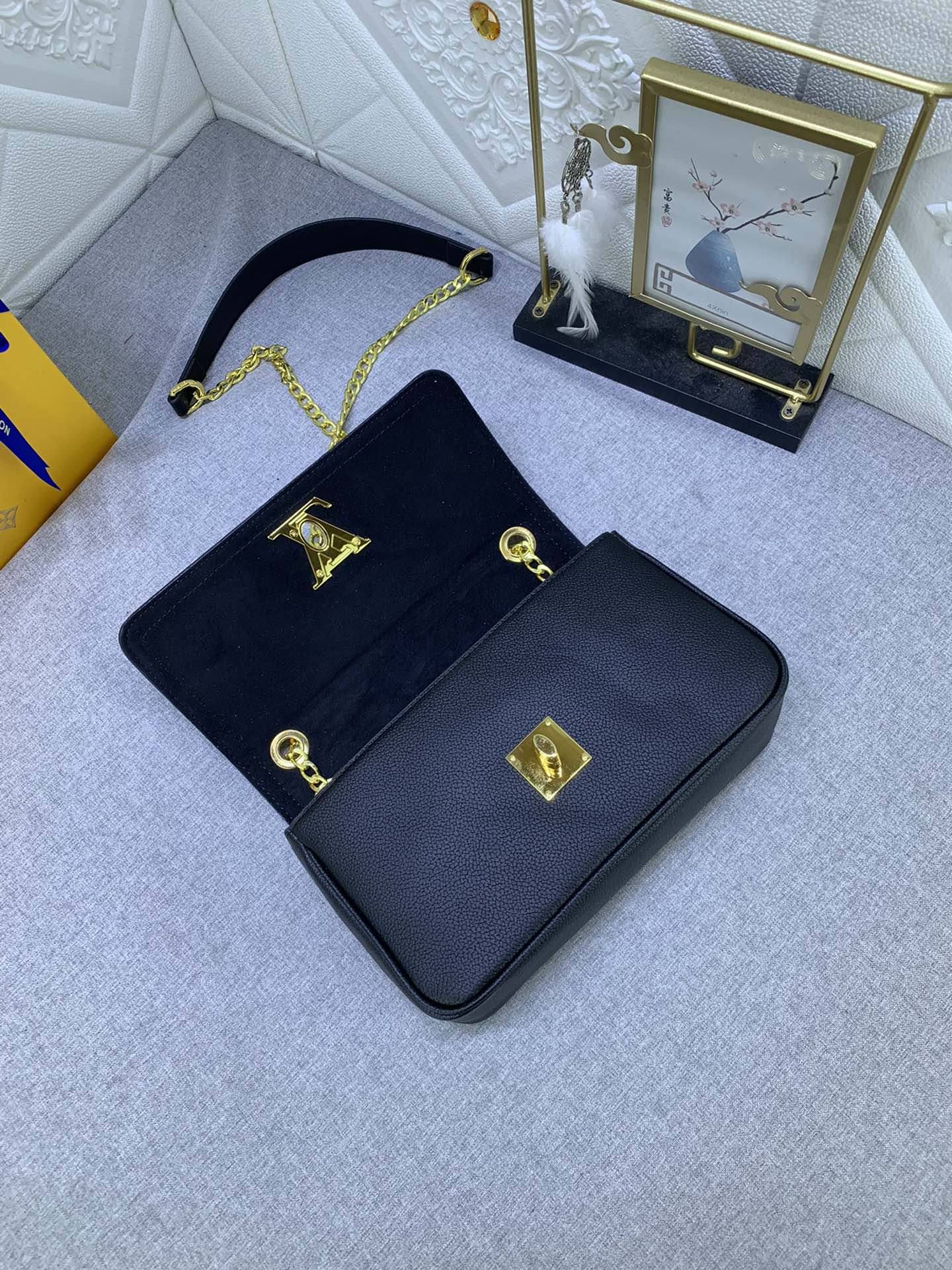 Louis Vuitton LOCKME EAST WEST M22303 23.5 x 14 x 6cm