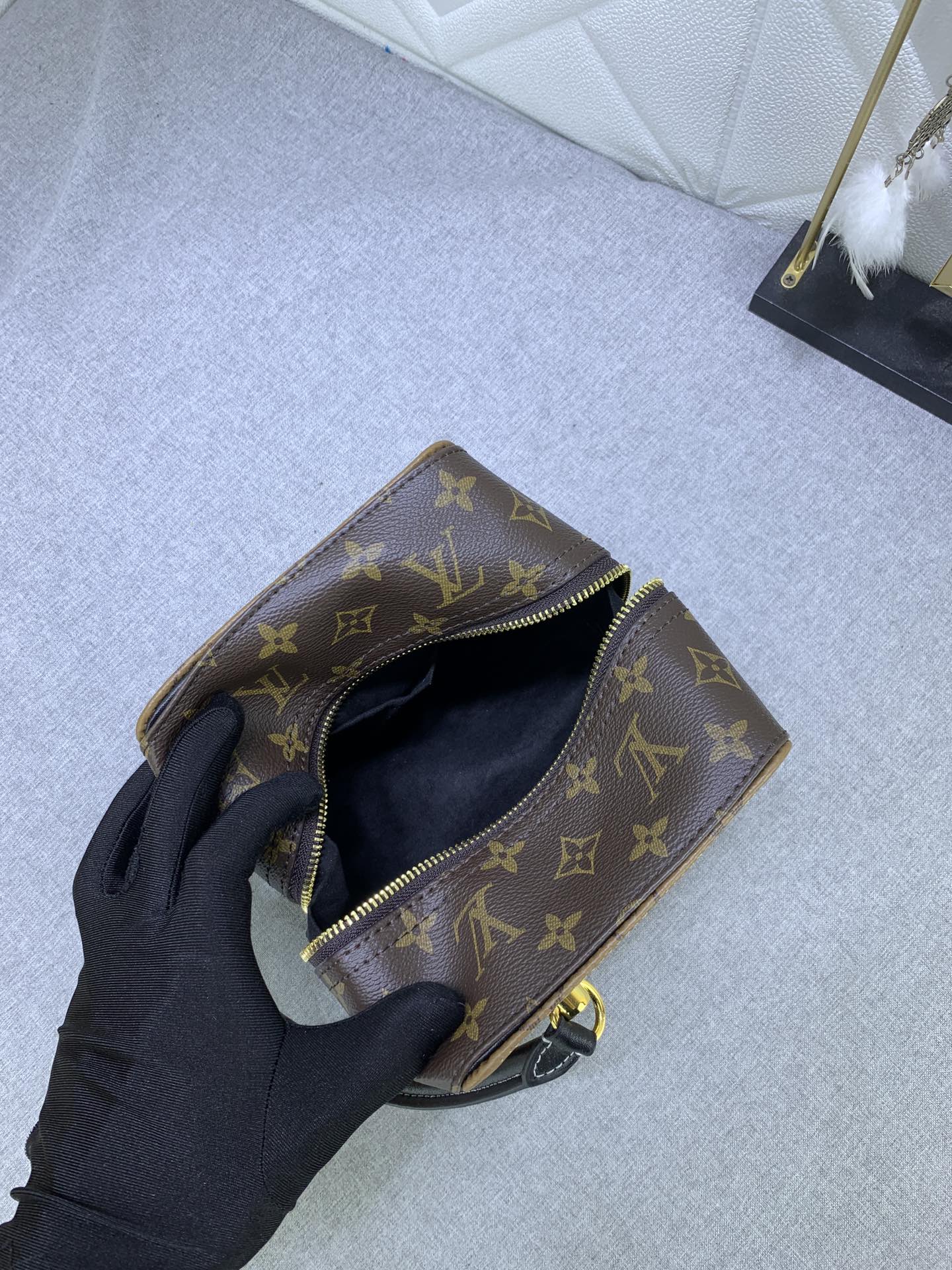 Louis Vuitton SQUARE M43589 16x16x16cm