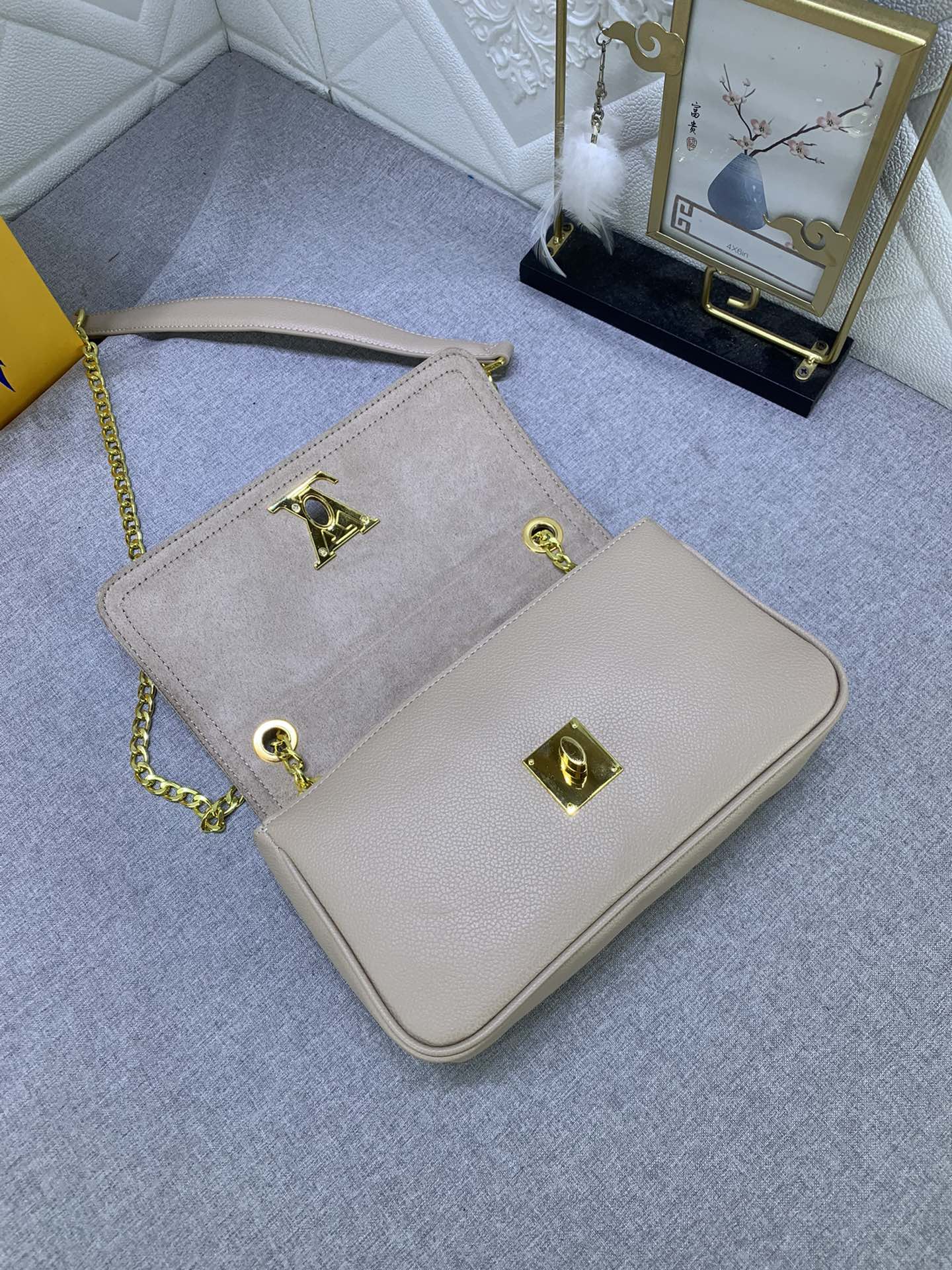 Louis Vuitton LOCKME EAST WEST M22303 (3) 23.5 x 14 x 6cm