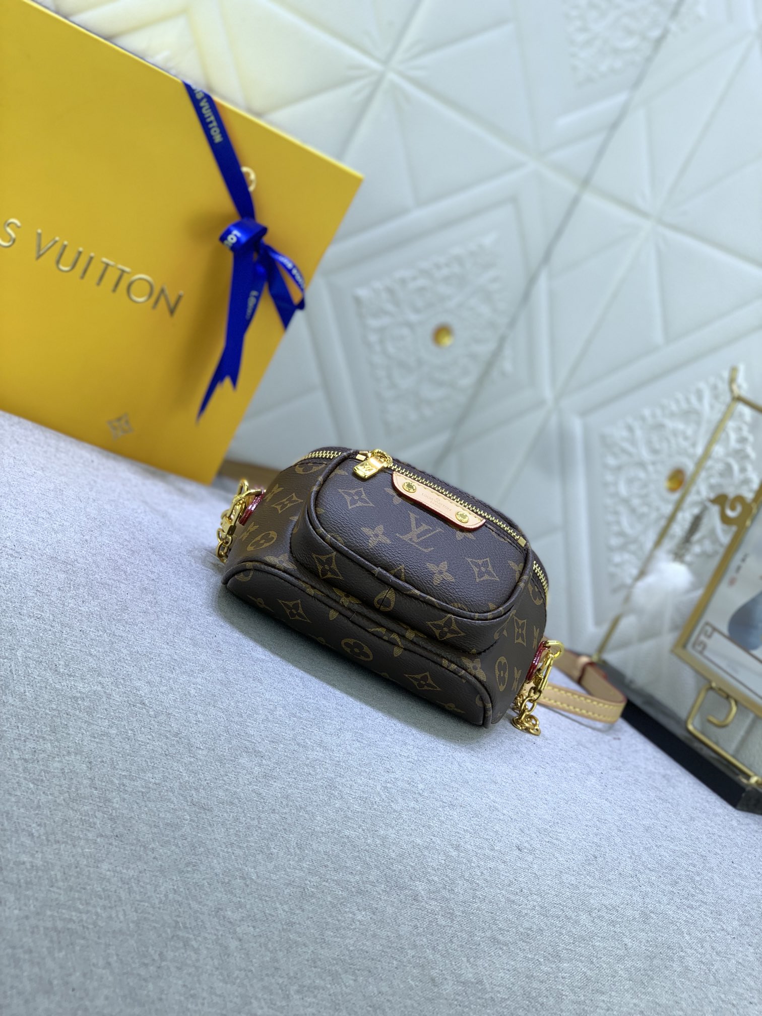 Louis Vuitton Mini Bumbag M82208 (2) 17x12x9.5cm