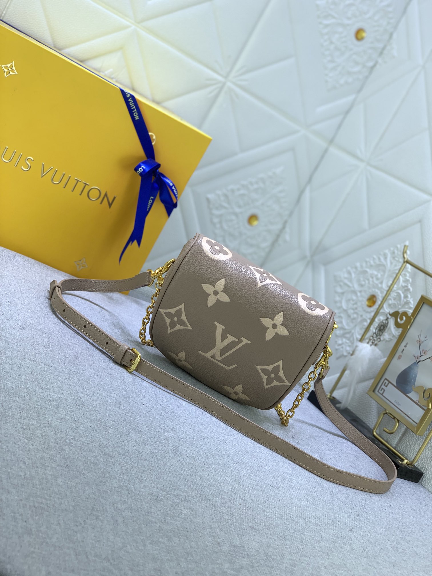 Louis Vuitton Mini Bumbag M82208 17x12x9.5cm
