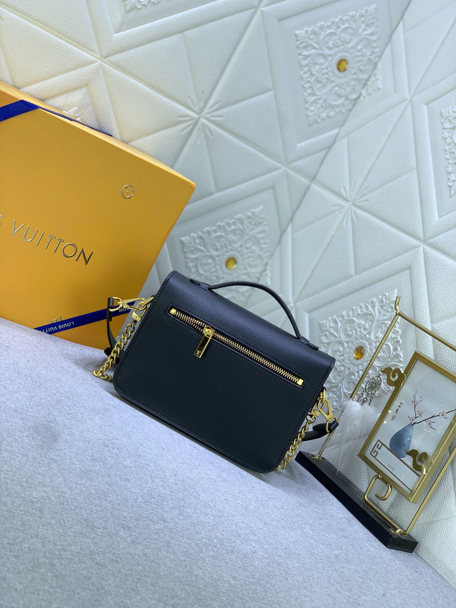 Louis Vuitton Oxford M22952 22.0 x 16.0 x 9.5cm