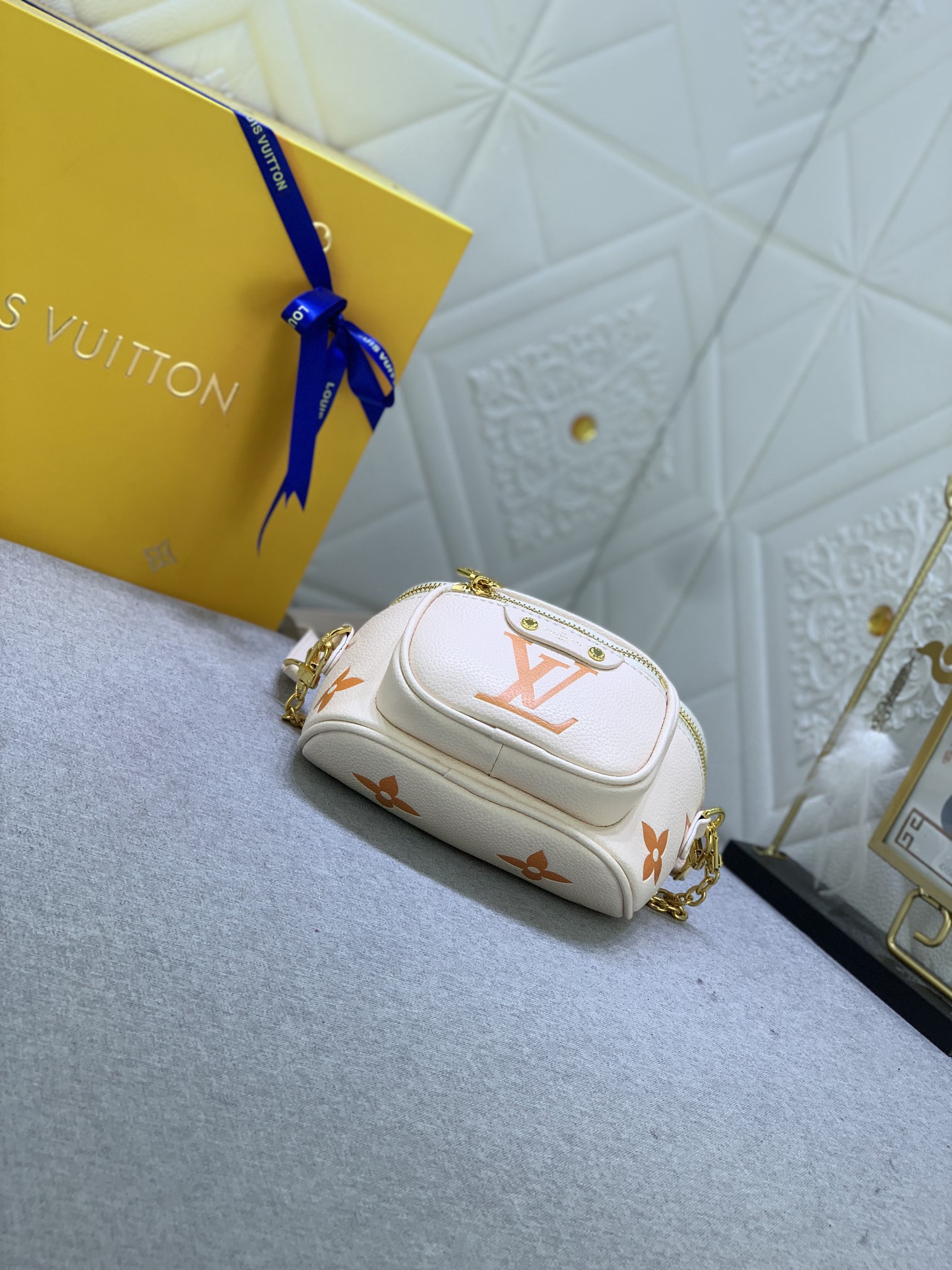 Louis Vuitton Mini Bumbag M82208 (3) 17x12x9.5cm