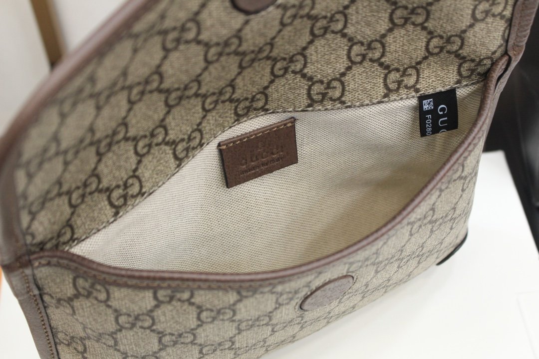 GUCCI Totem GG Superme 489617 20*13*2.4cm