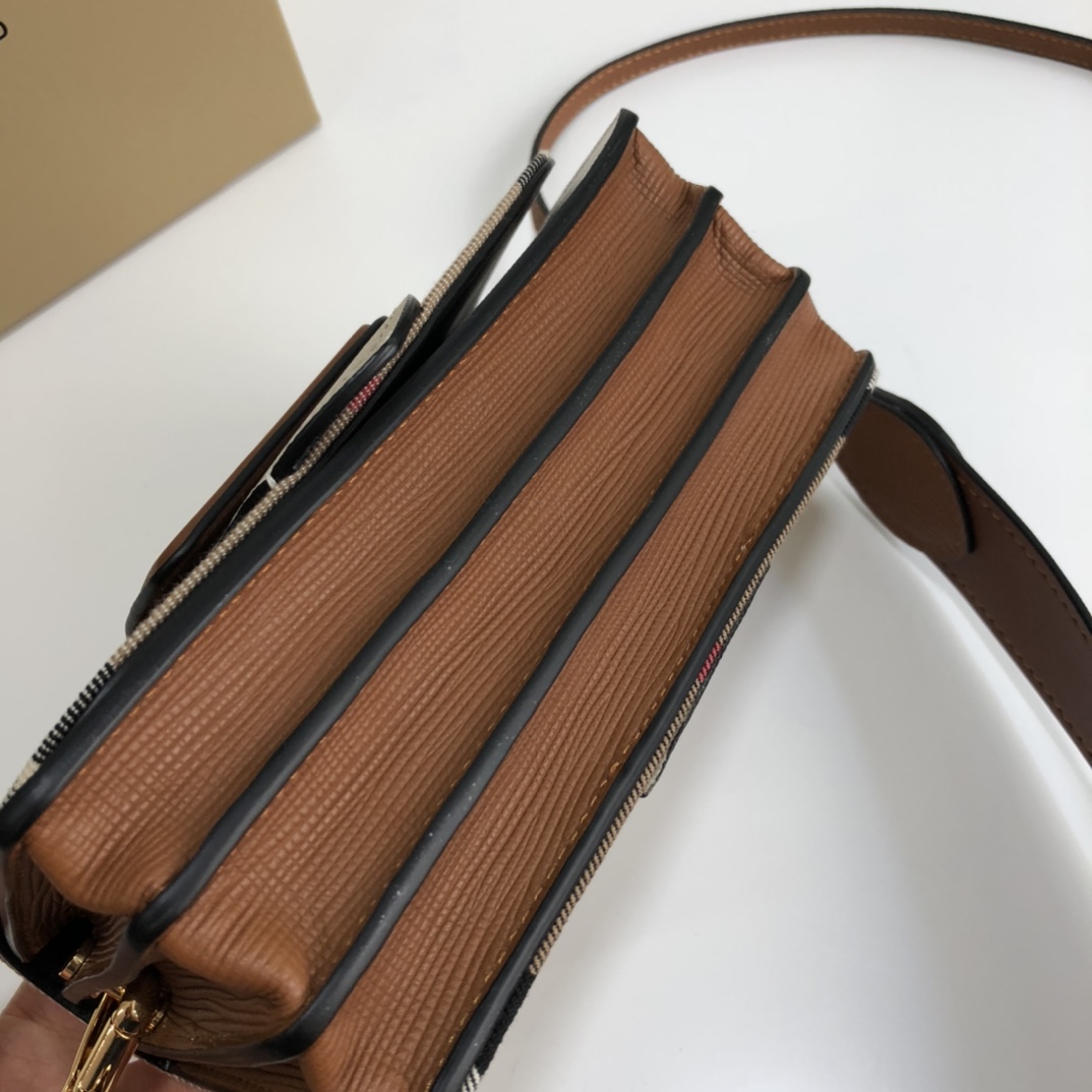 Burberry The Buckle 460160 (2) 19.5512cm