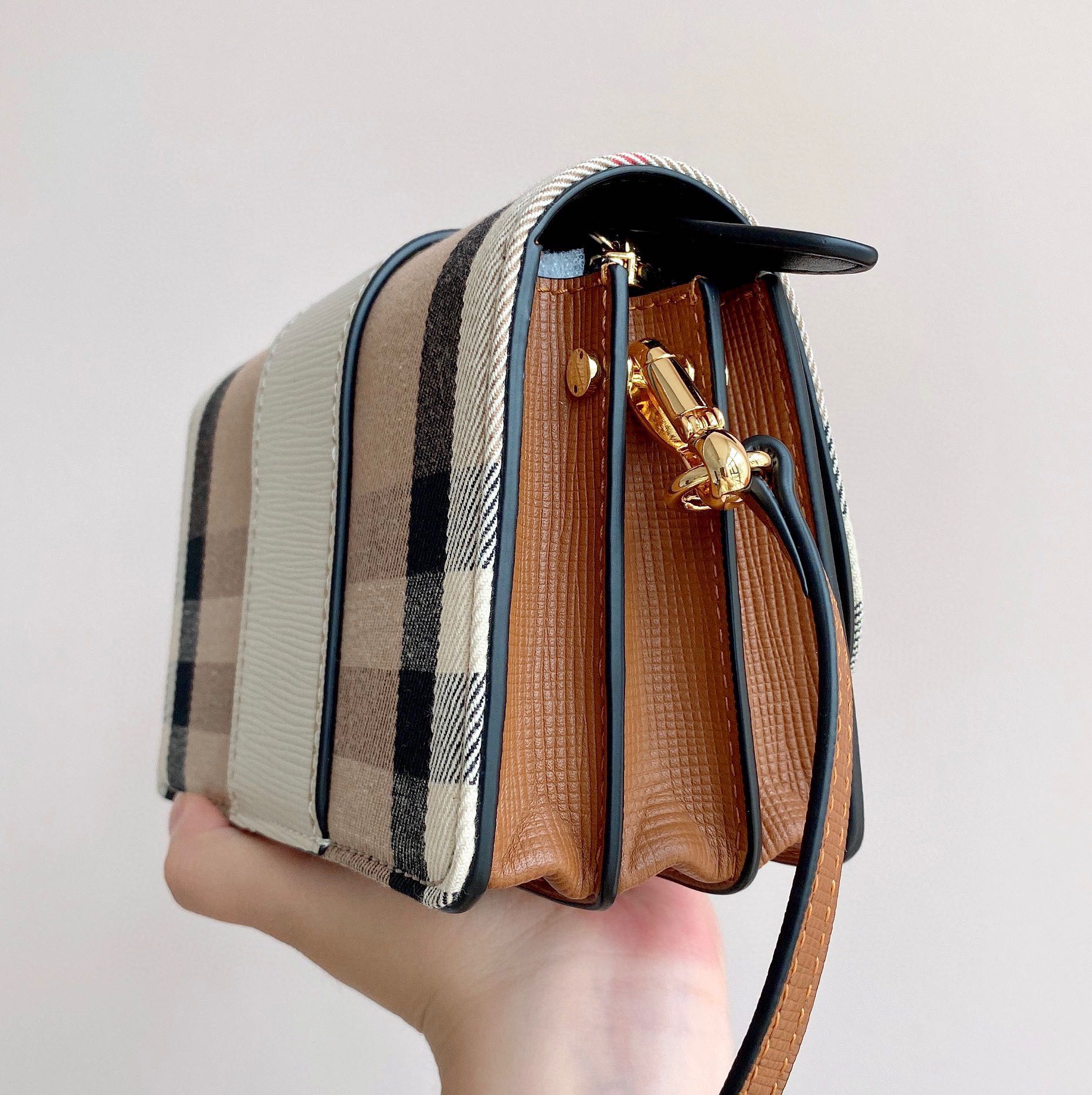 Burberry The Buckle 460160 (2) 19.5512cm