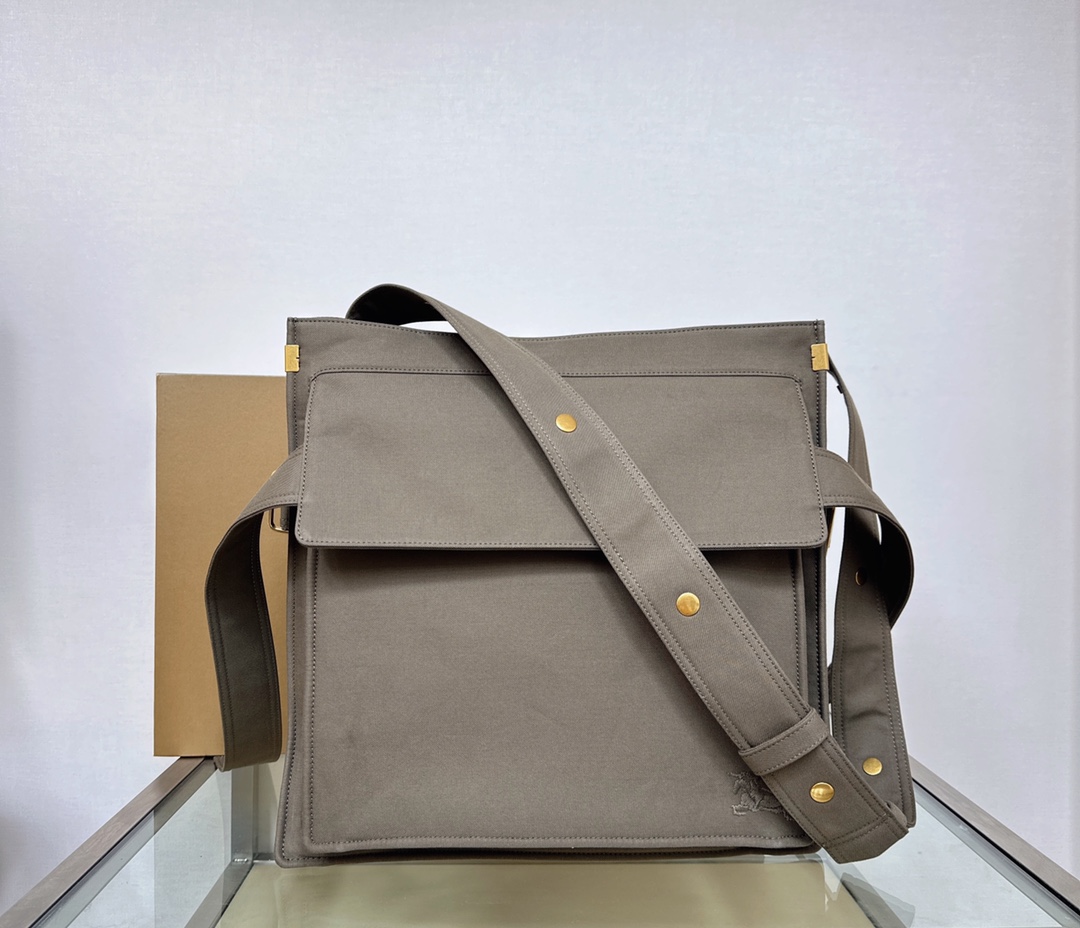 Burberry24 (8) 40 x 14 x 40cm