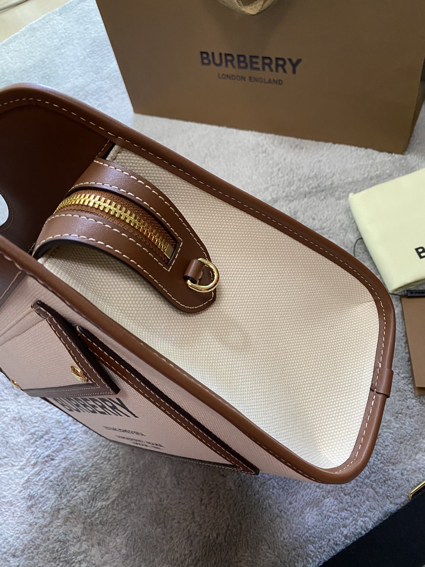 Burberry 784167 31 x 12 x 29.5cm