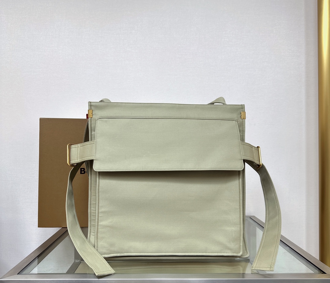Burberry24 (7) 40 x 14 x 40cm