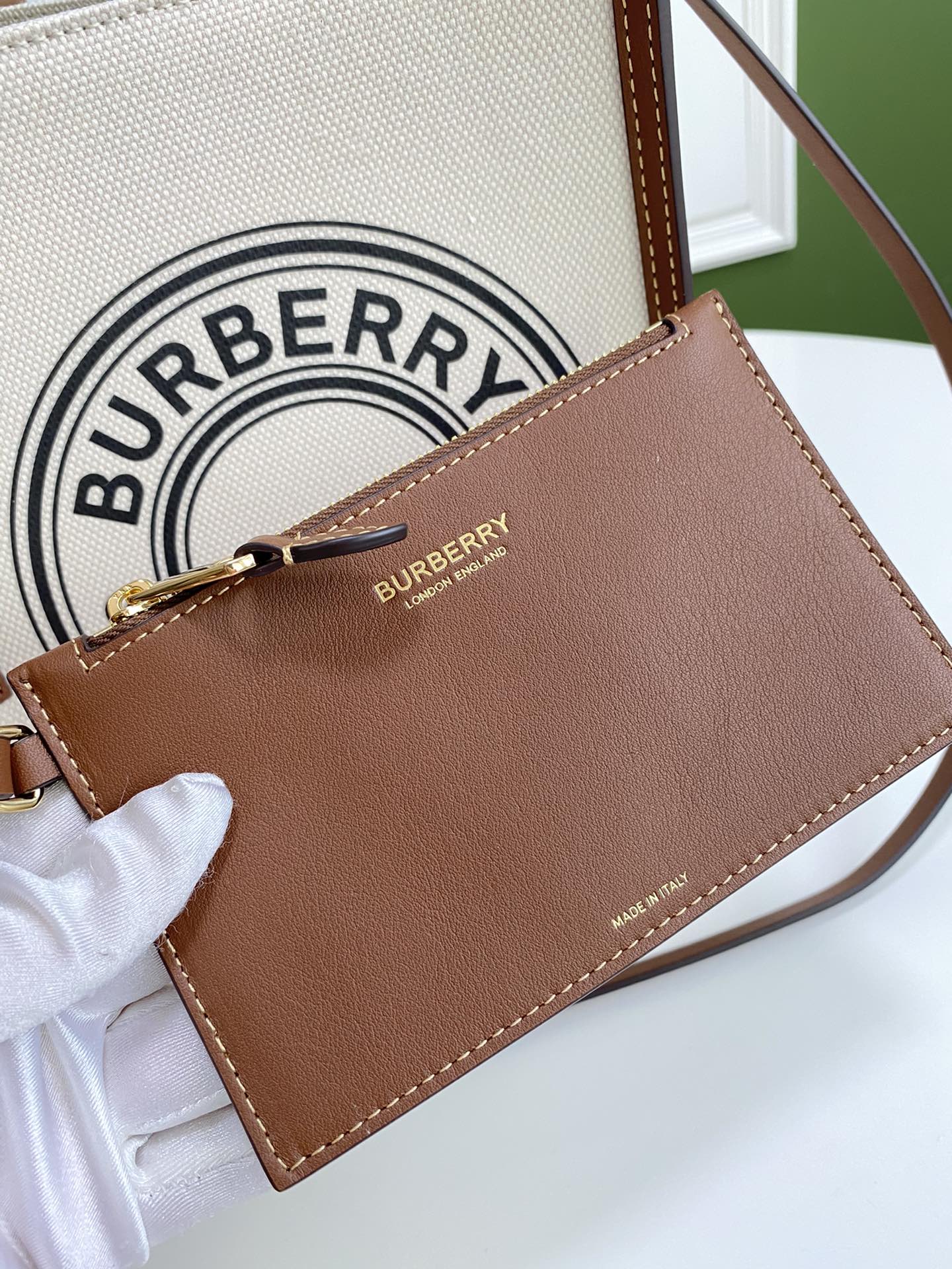 Burberry24 21 x 16.5 x 25cm