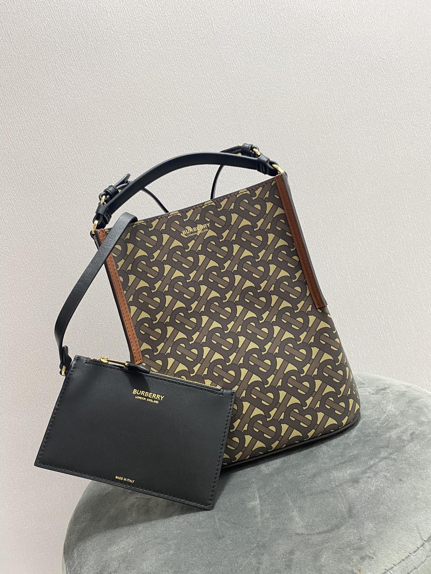Burberry 949160 21 x 16.5 x 25cm