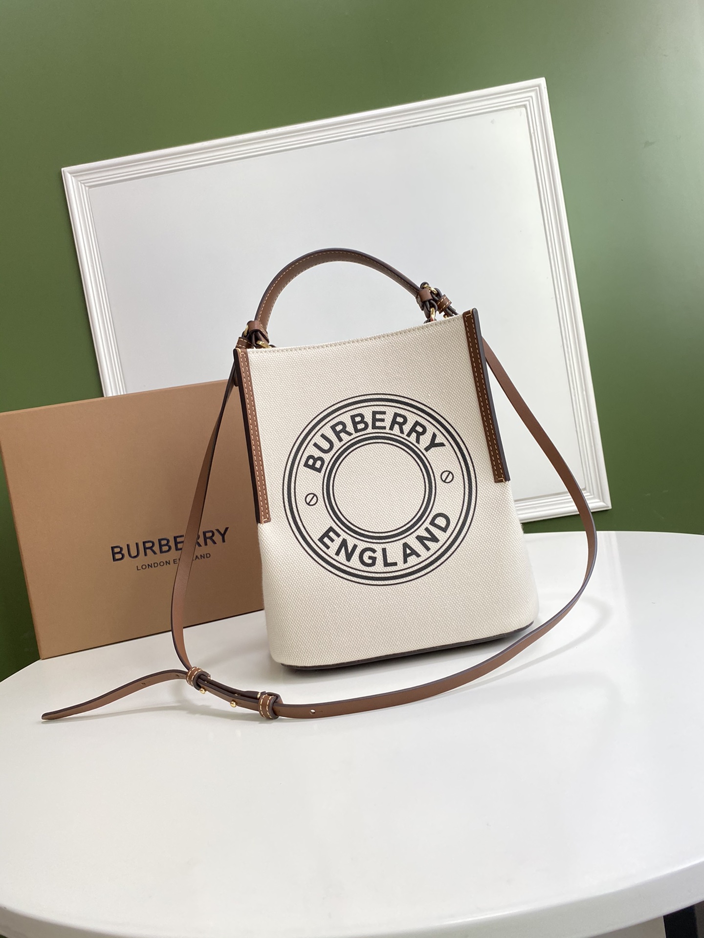 Burberry24 21 x 16.5 x 25cm