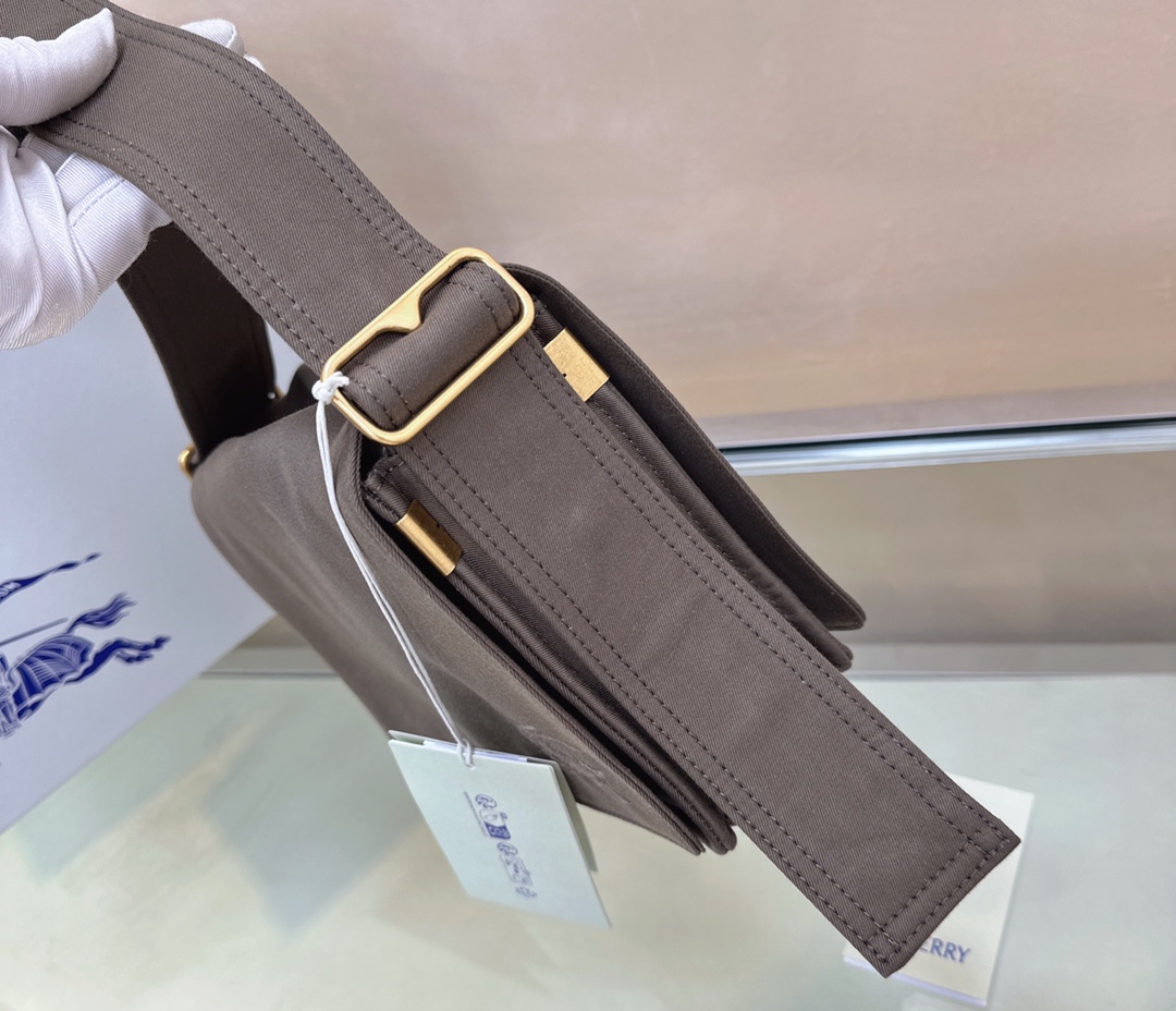 Burberry24 (4) Trench 25 x 8 x 16cm