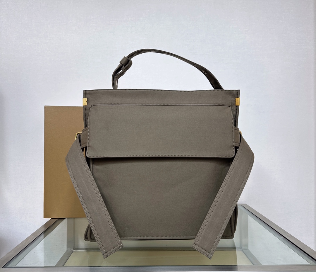 Burberry24 (8) 40 x 14 x 40cm