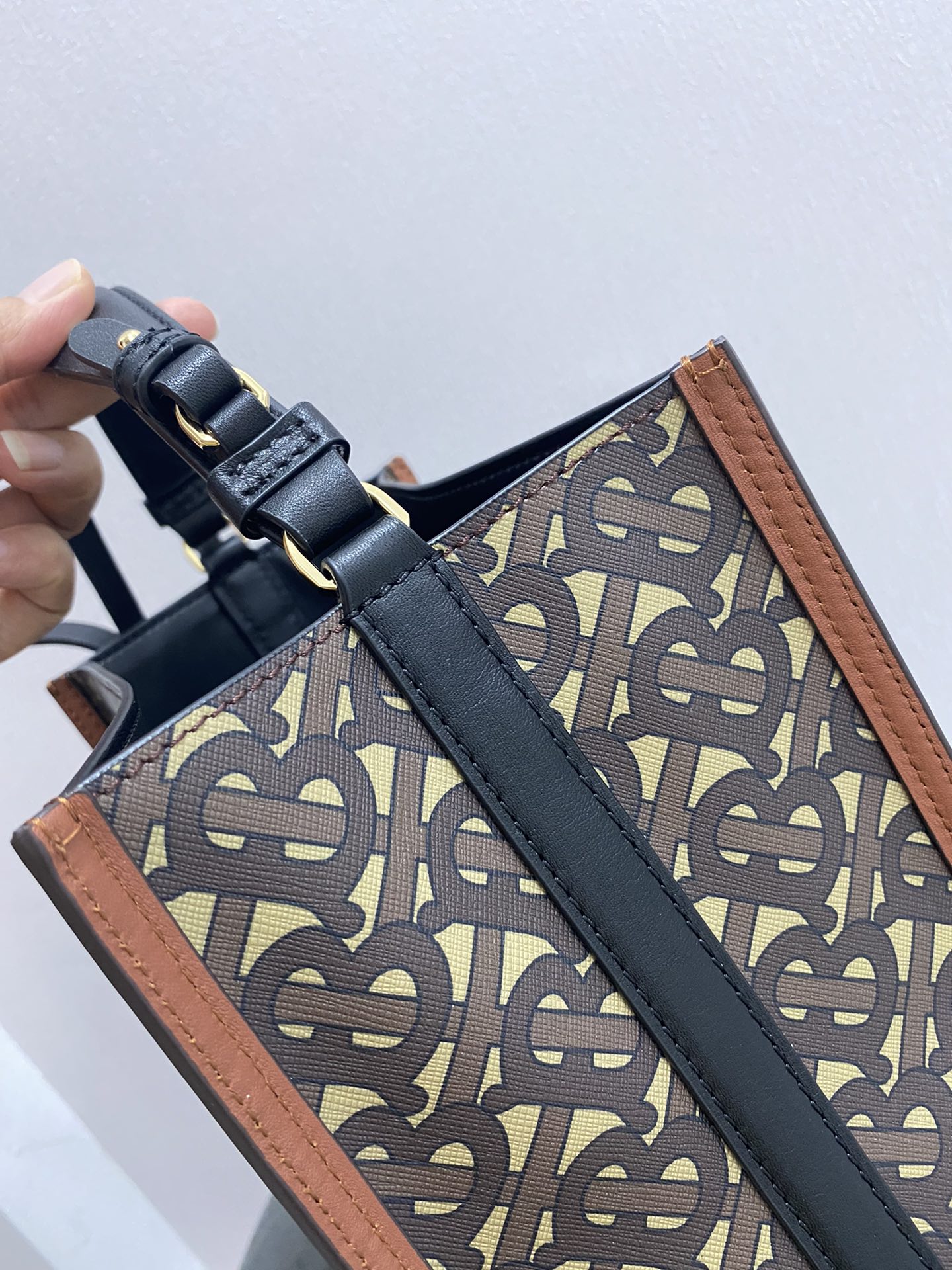 Burberry 949160 21 x 16.5 x 25cm