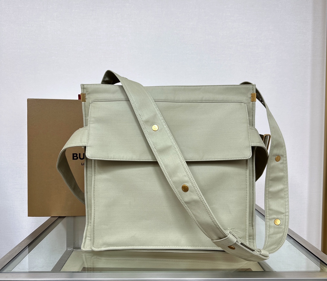 Burberry24 (7) 40 x 14 x 40cm