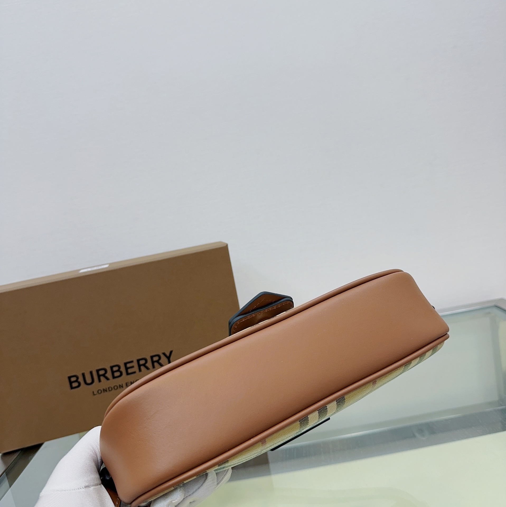 Burberry 563153 26 x 6 x 12cm