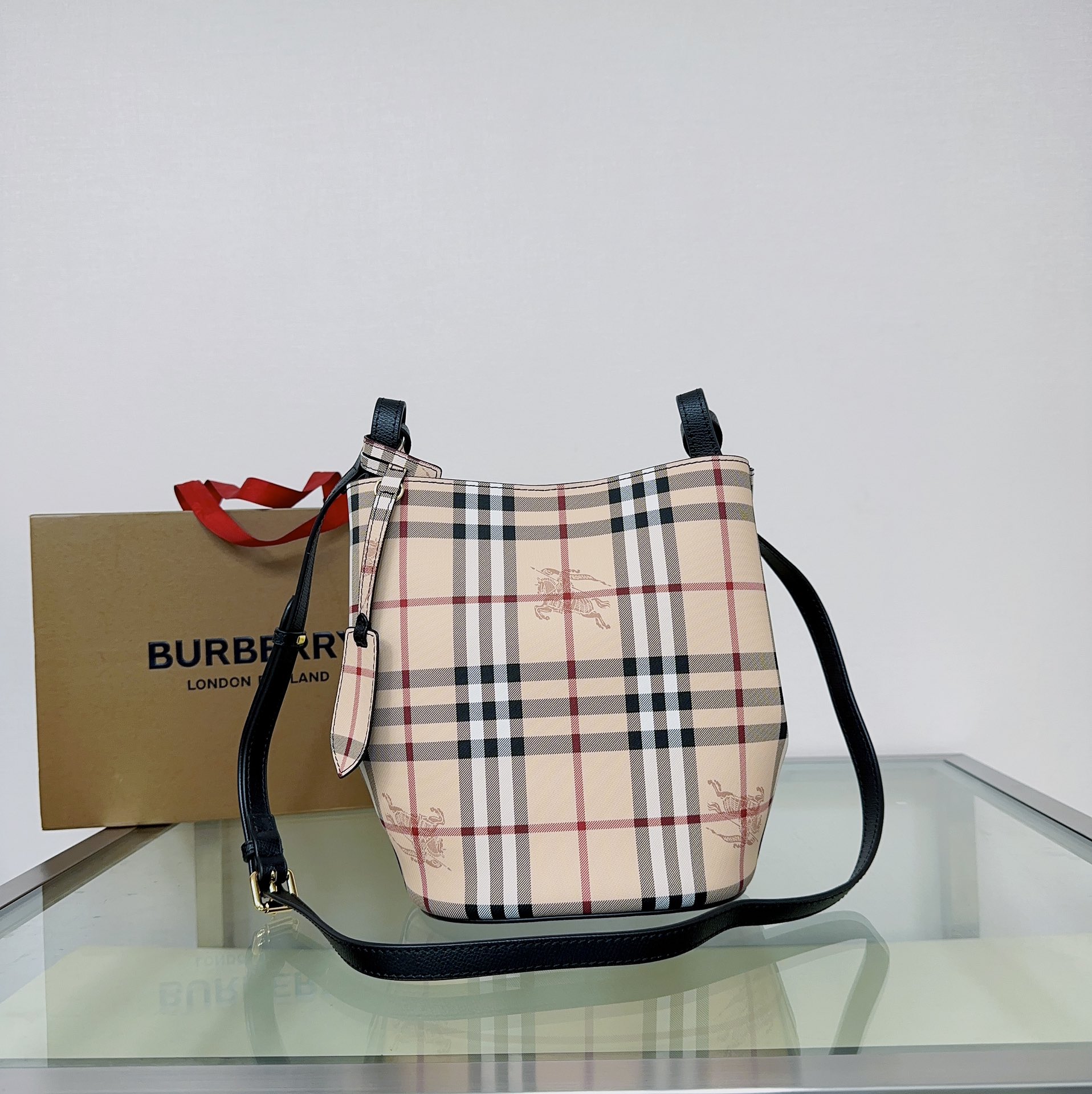 Burberry 158135 18.5 x 15 x 23.5cm