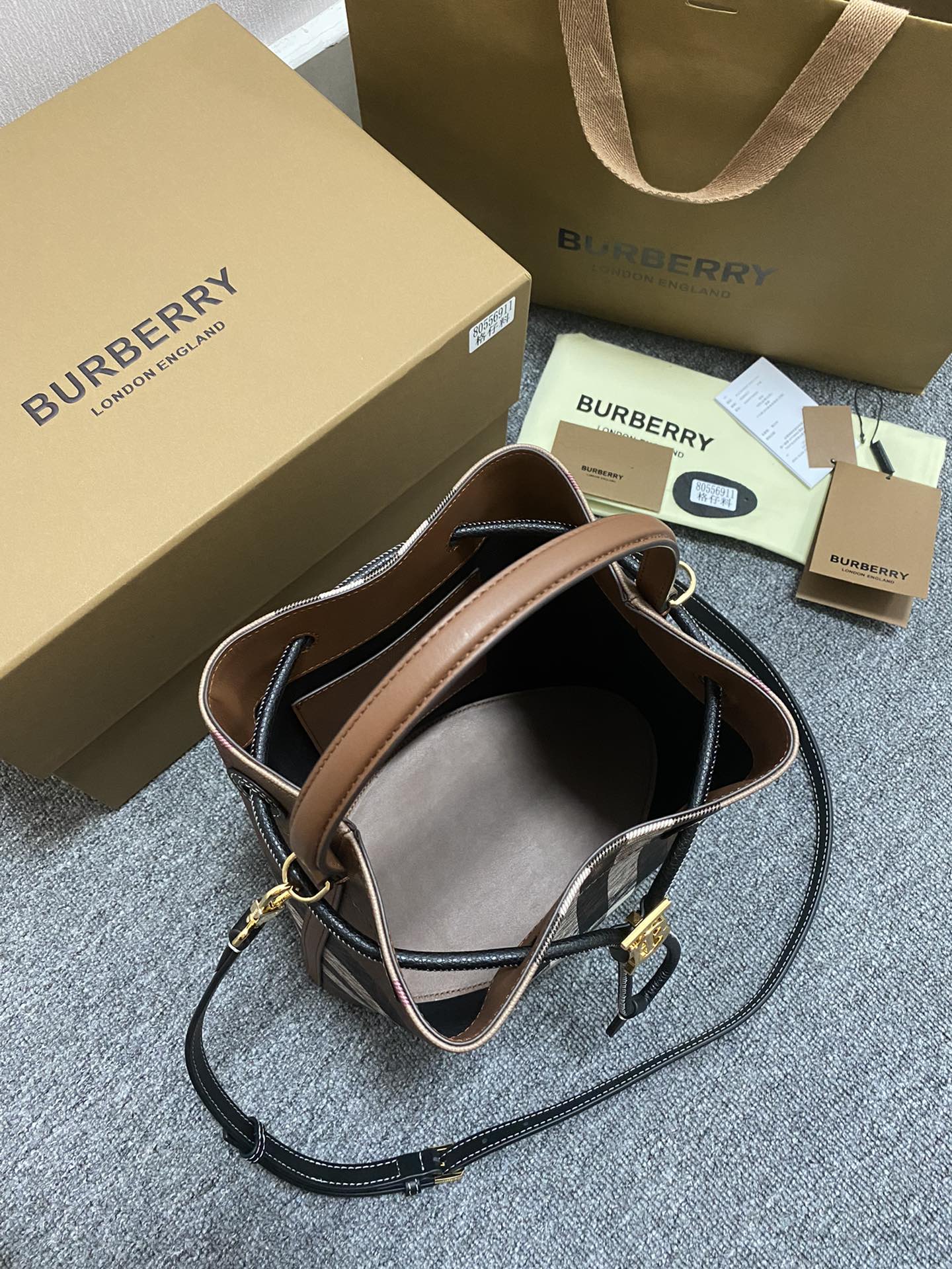 Burberry 6911630 16x26x26cm