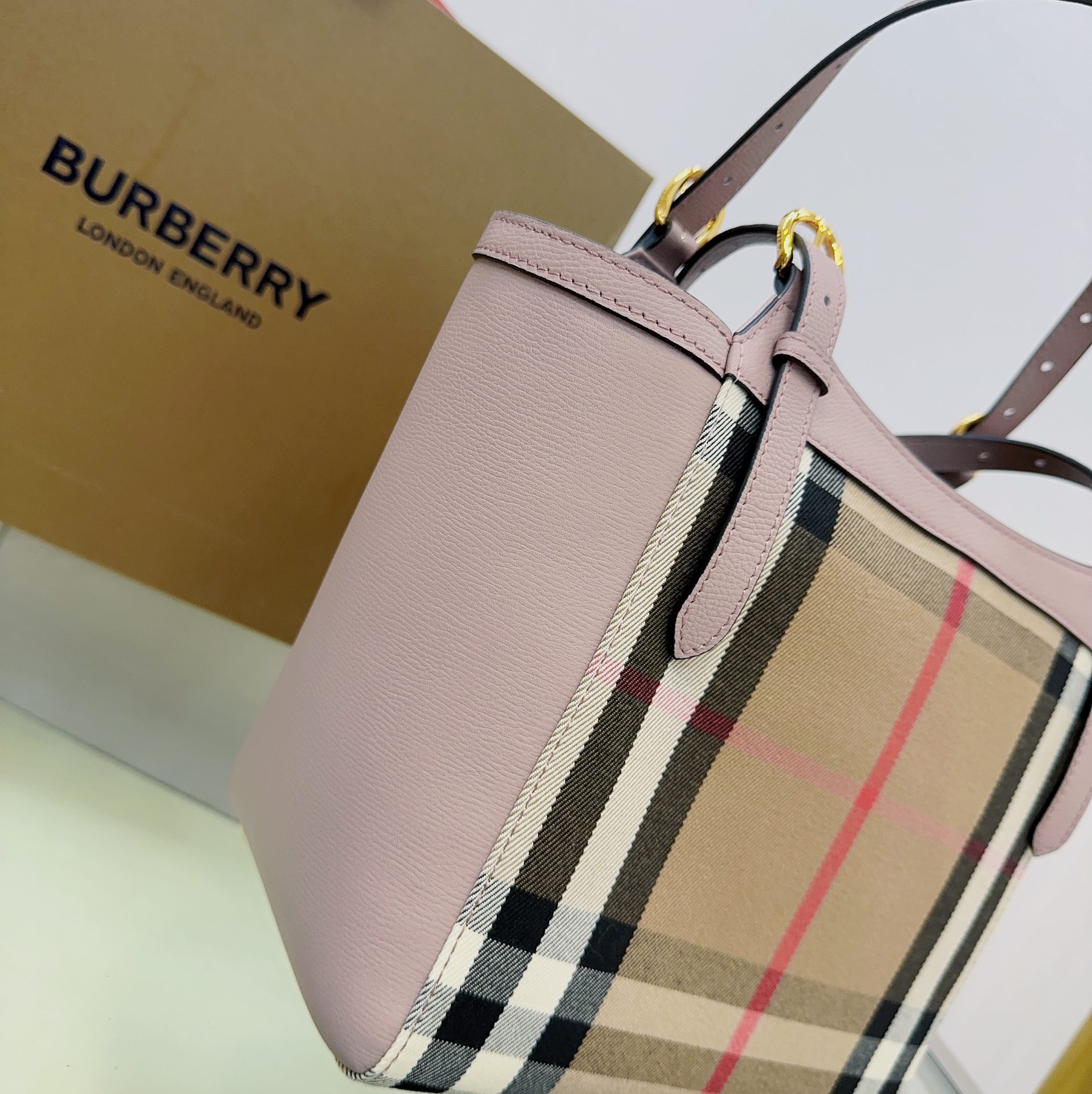 Burberry The Canter 3029150 (2) 26 x 15.5 x 29.5cm