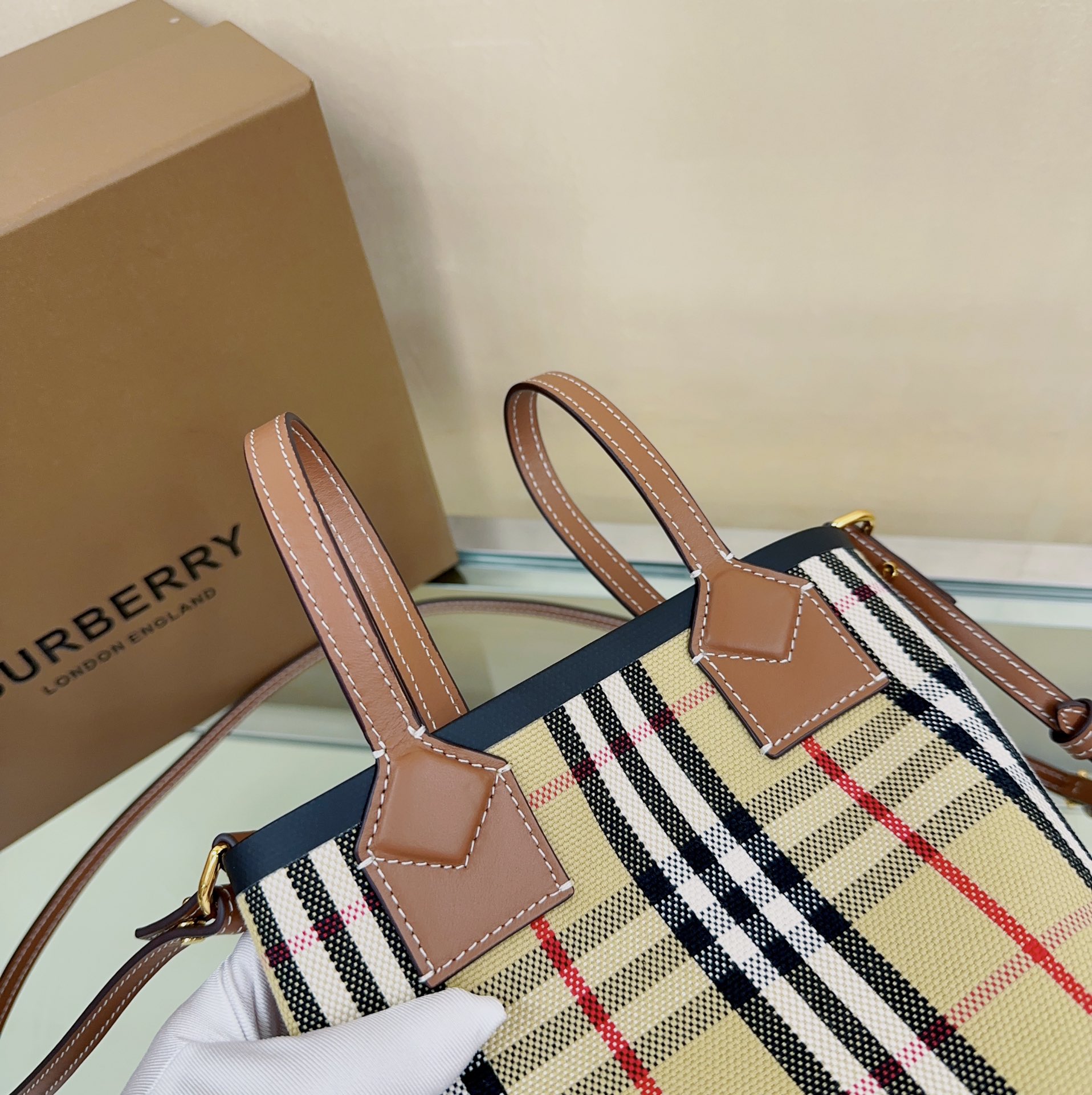 Burberry 461153 13 x 8.5 x 19.5cm