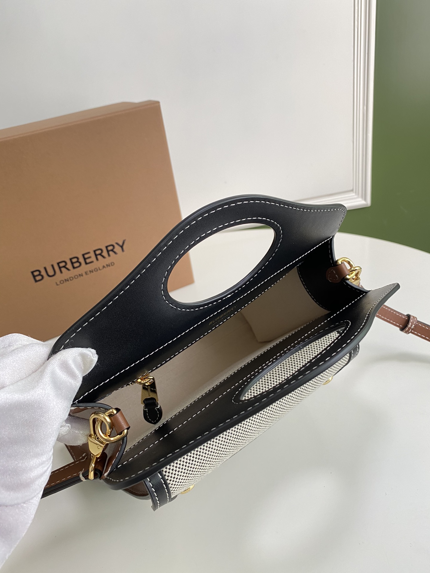 Burberry Horseferry 4776 (2) 23 x 6 x 26.5cm