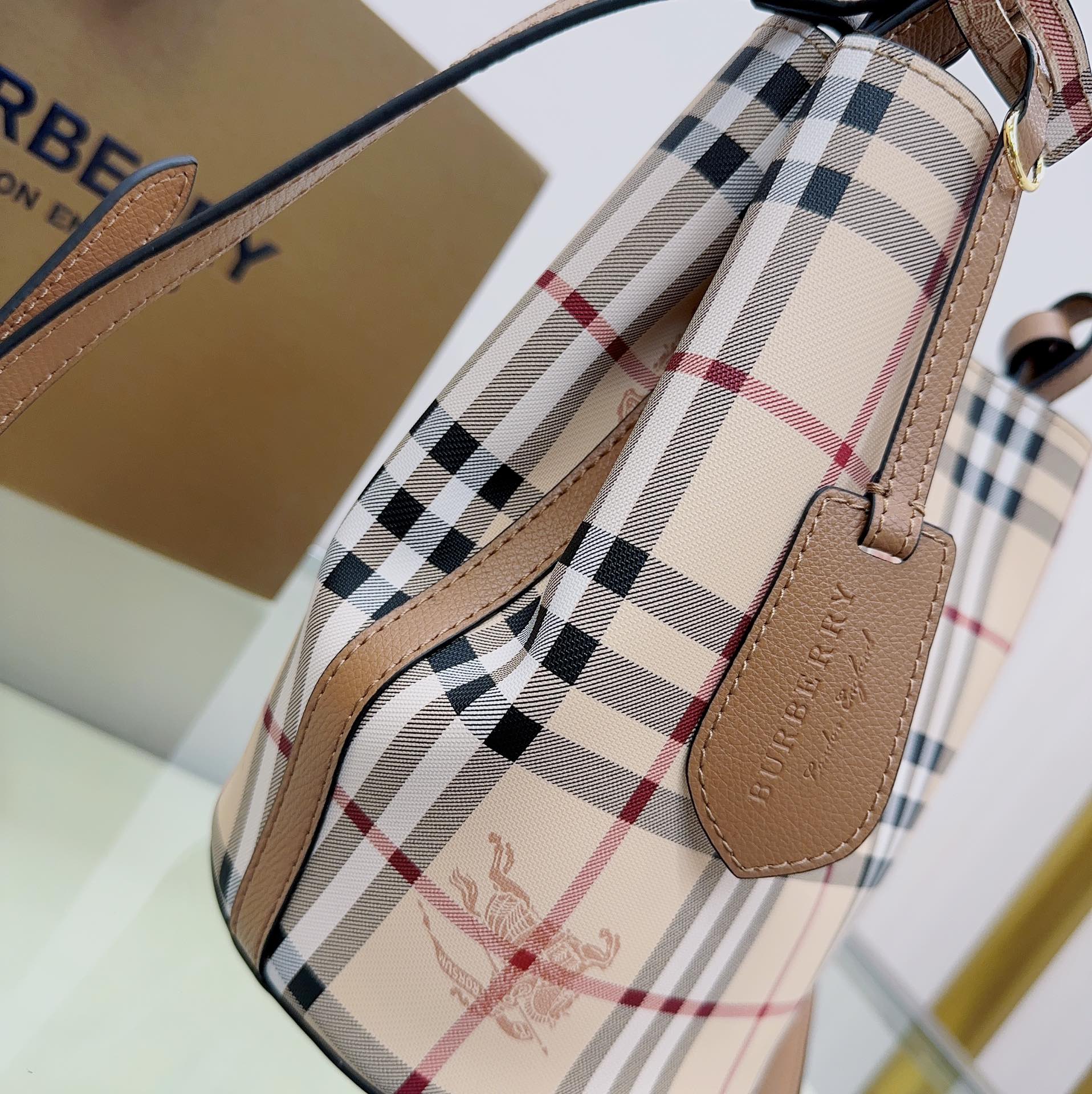 Burberry 158135 (4) 18.5 x 15 x 23.5cm