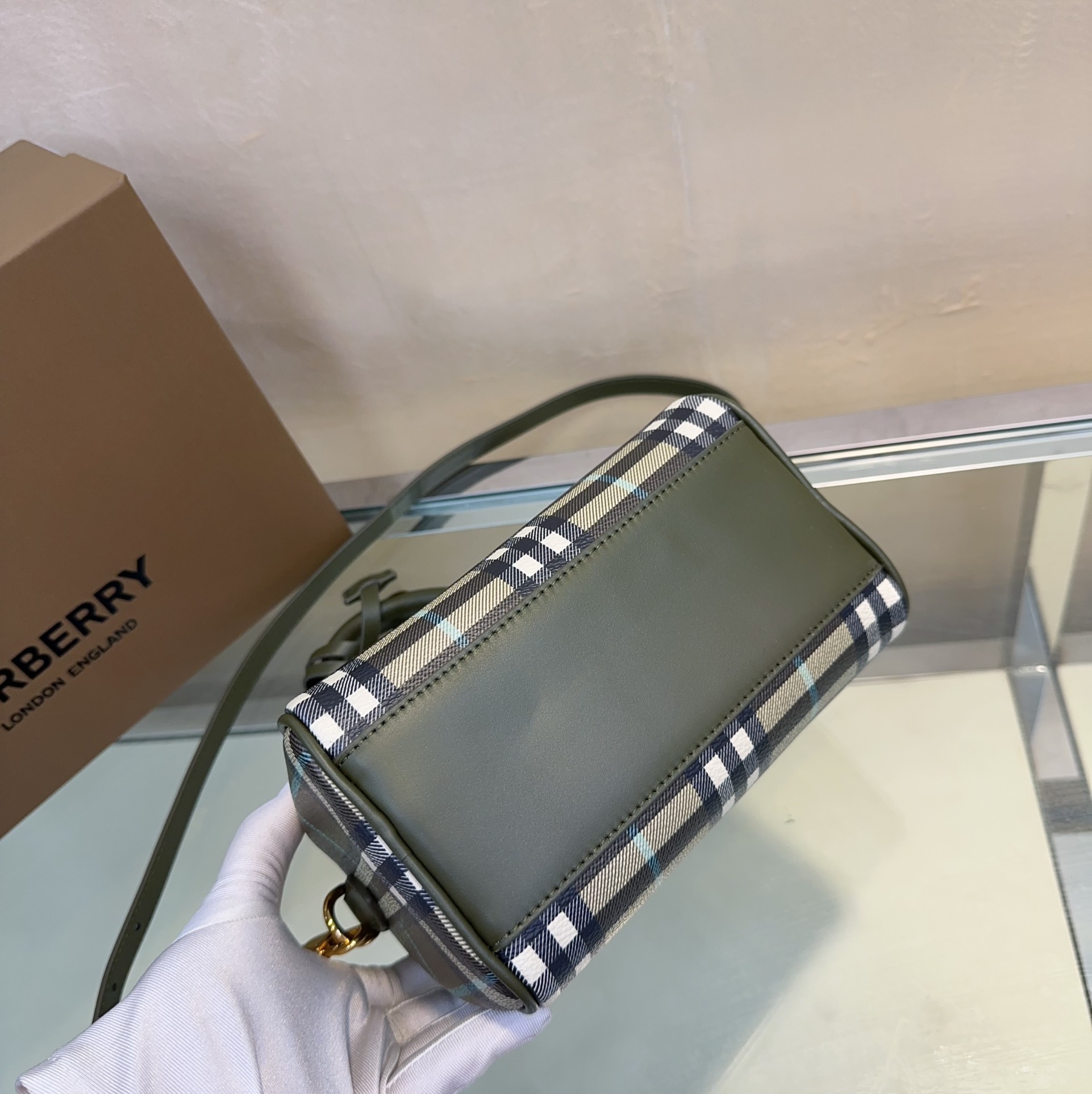 Burberry 496247 (2)  18.5 x 11x 12cm