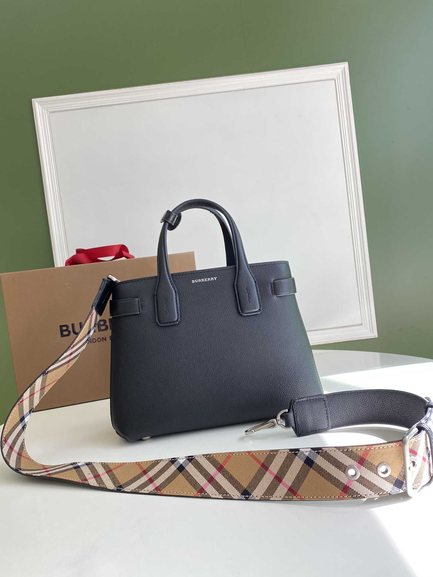 Burberry 637163 26 x 12 x 19cm
