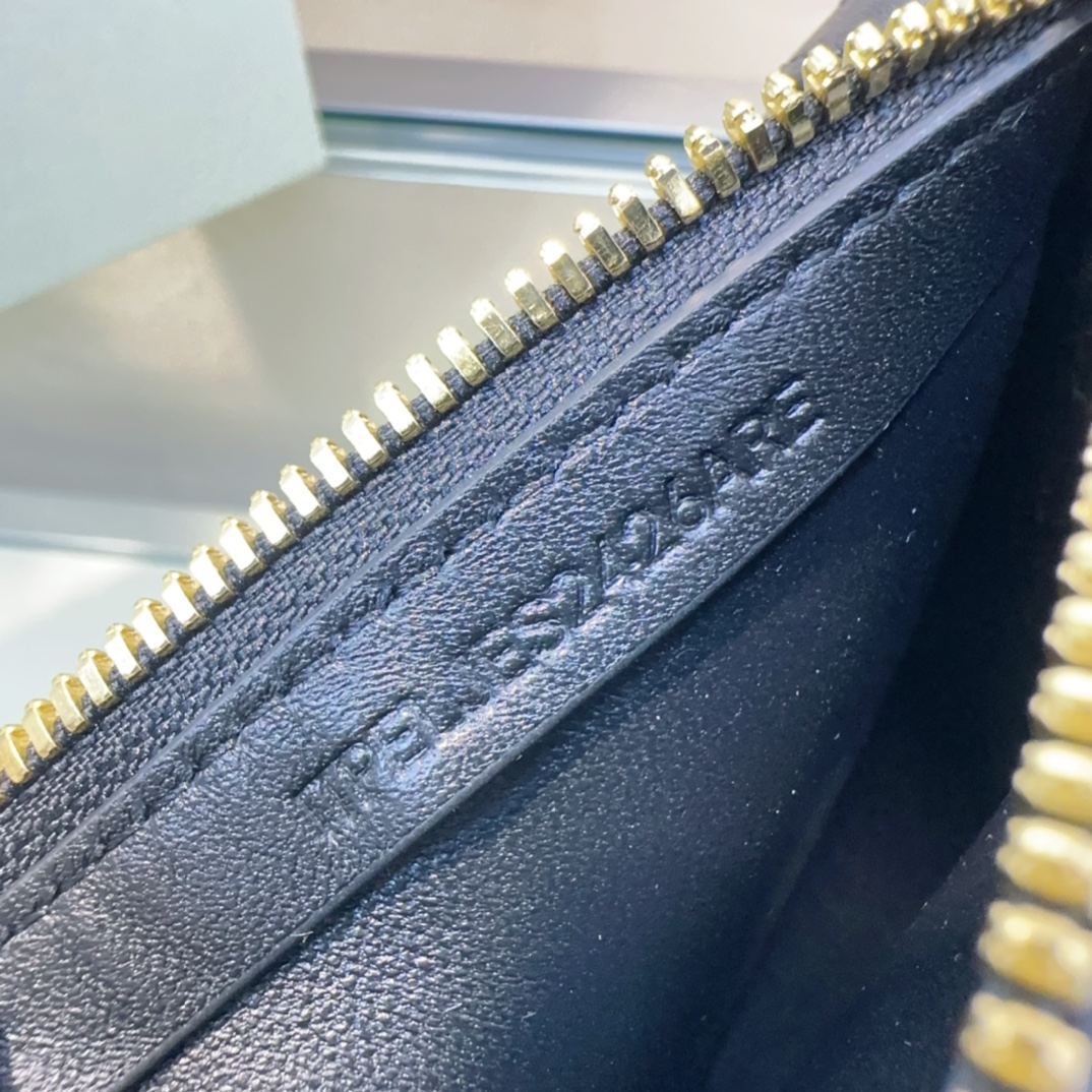 Burberry 580160 26 x 5.5× 13.5cm