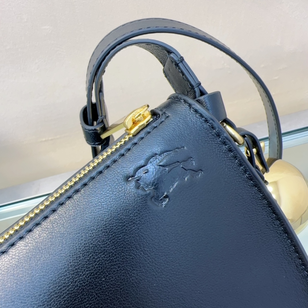 Burberry 582163 32 x 7x 17cm