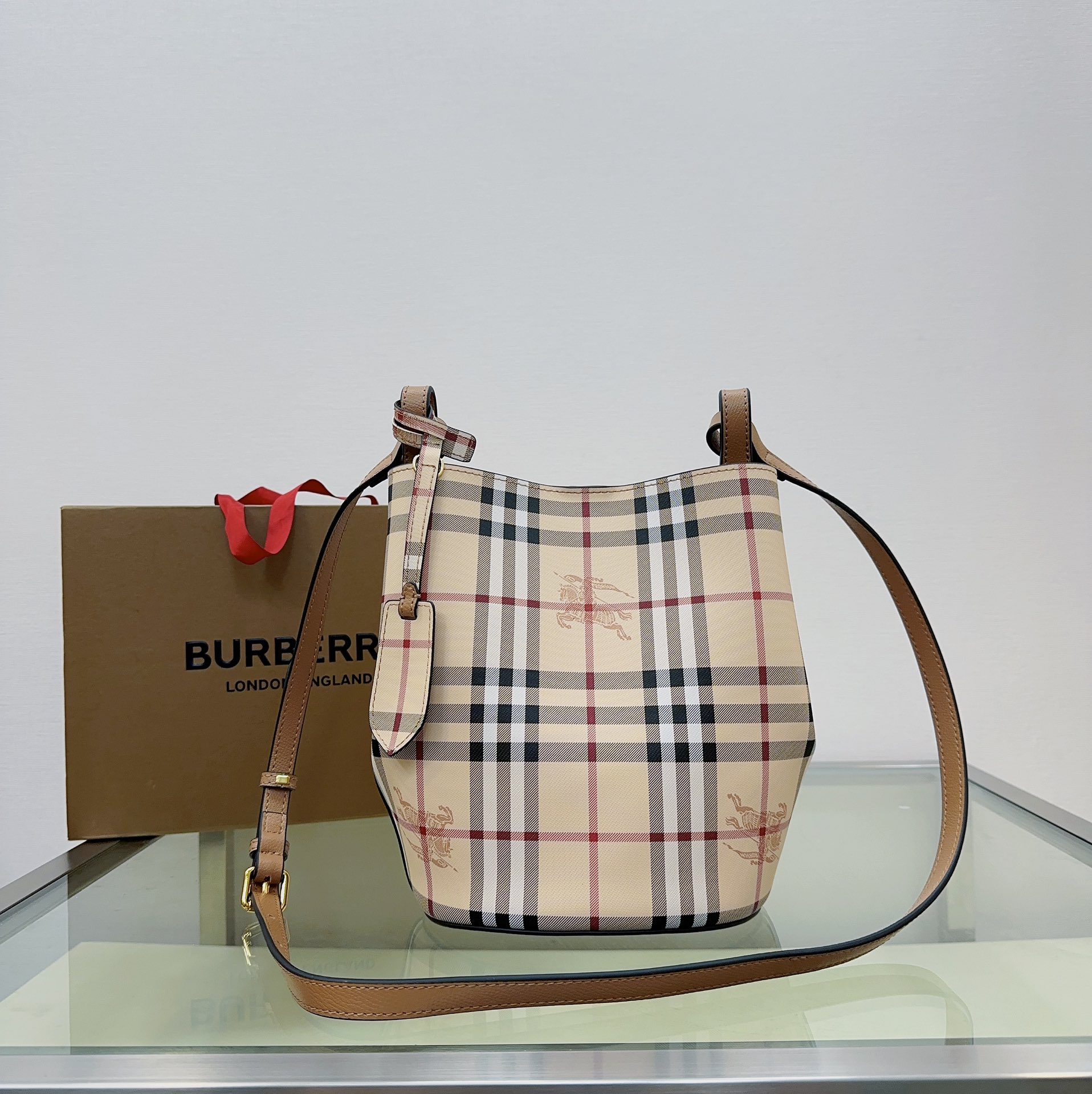 Burberry 158135 (4) 18.5 x 15 x 23.5cm