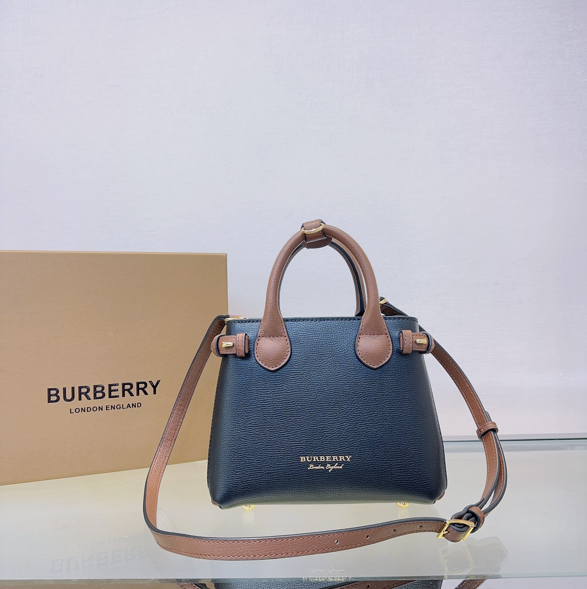 Burberry The Banner 7121 (4) 22 x 12 x 17cm