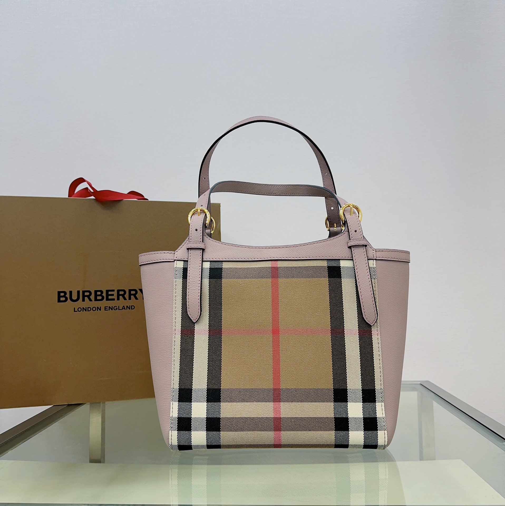 Burberry The Canter 3029150 (2) 26 x 15.5 x 29.5cm