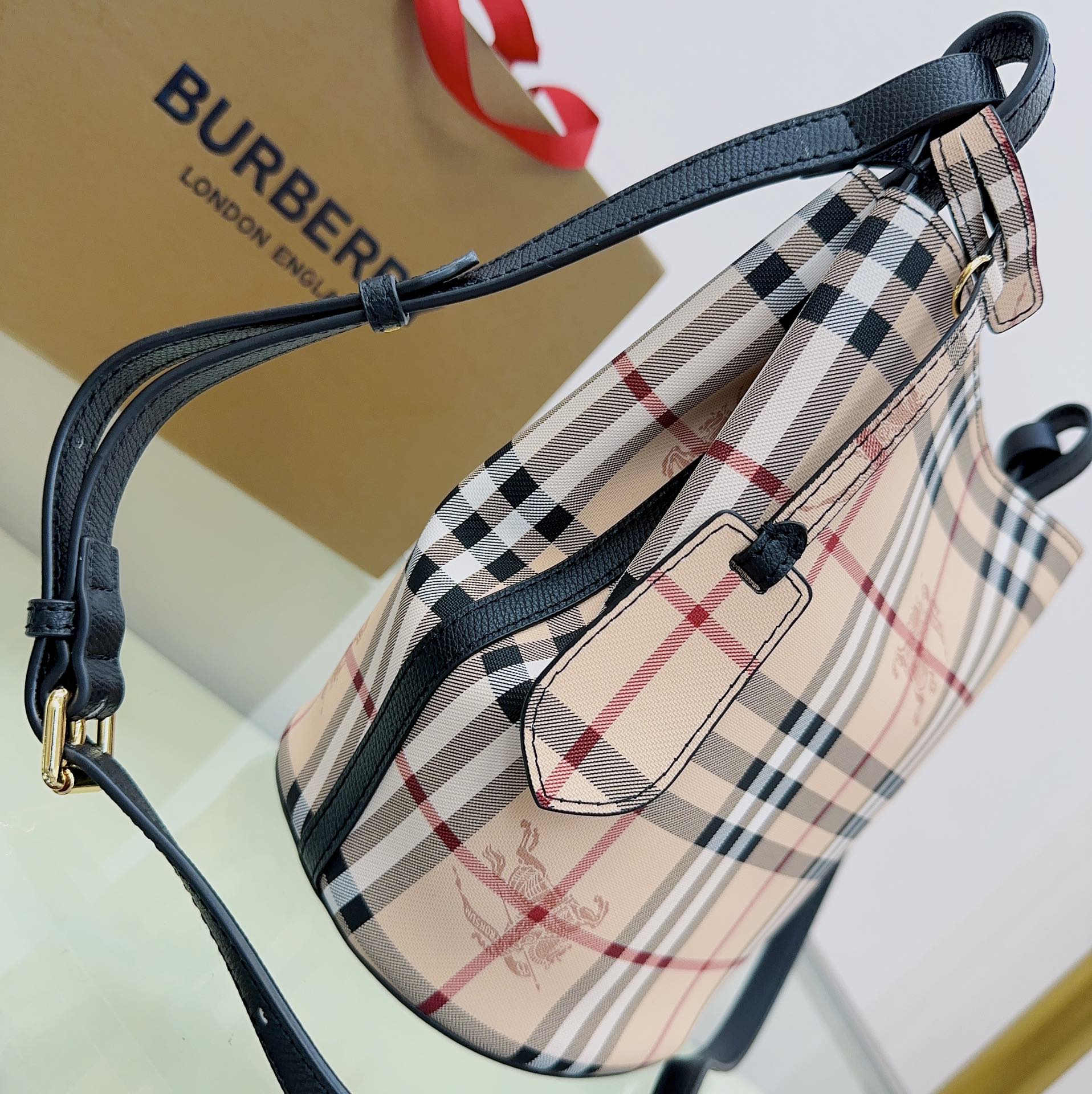 Burberry 158135 18.5 x 15 x 23.5cm
