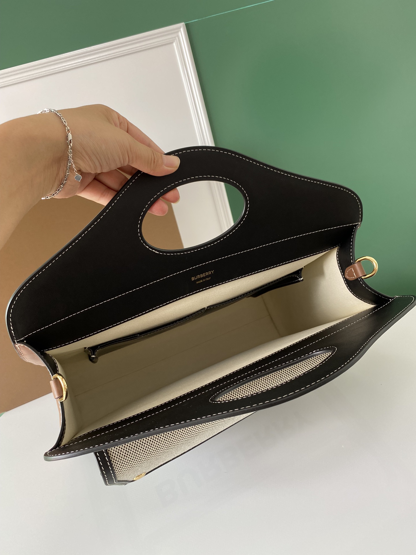 Burberry pocket bag 4777