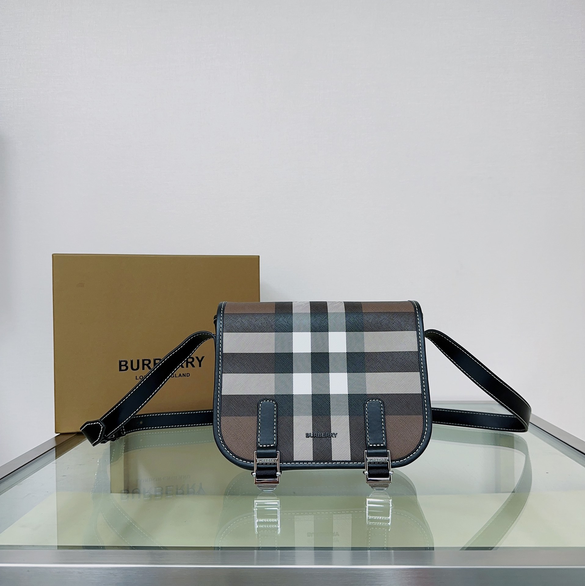 Burberry 655257 22 x 7 x 19cm