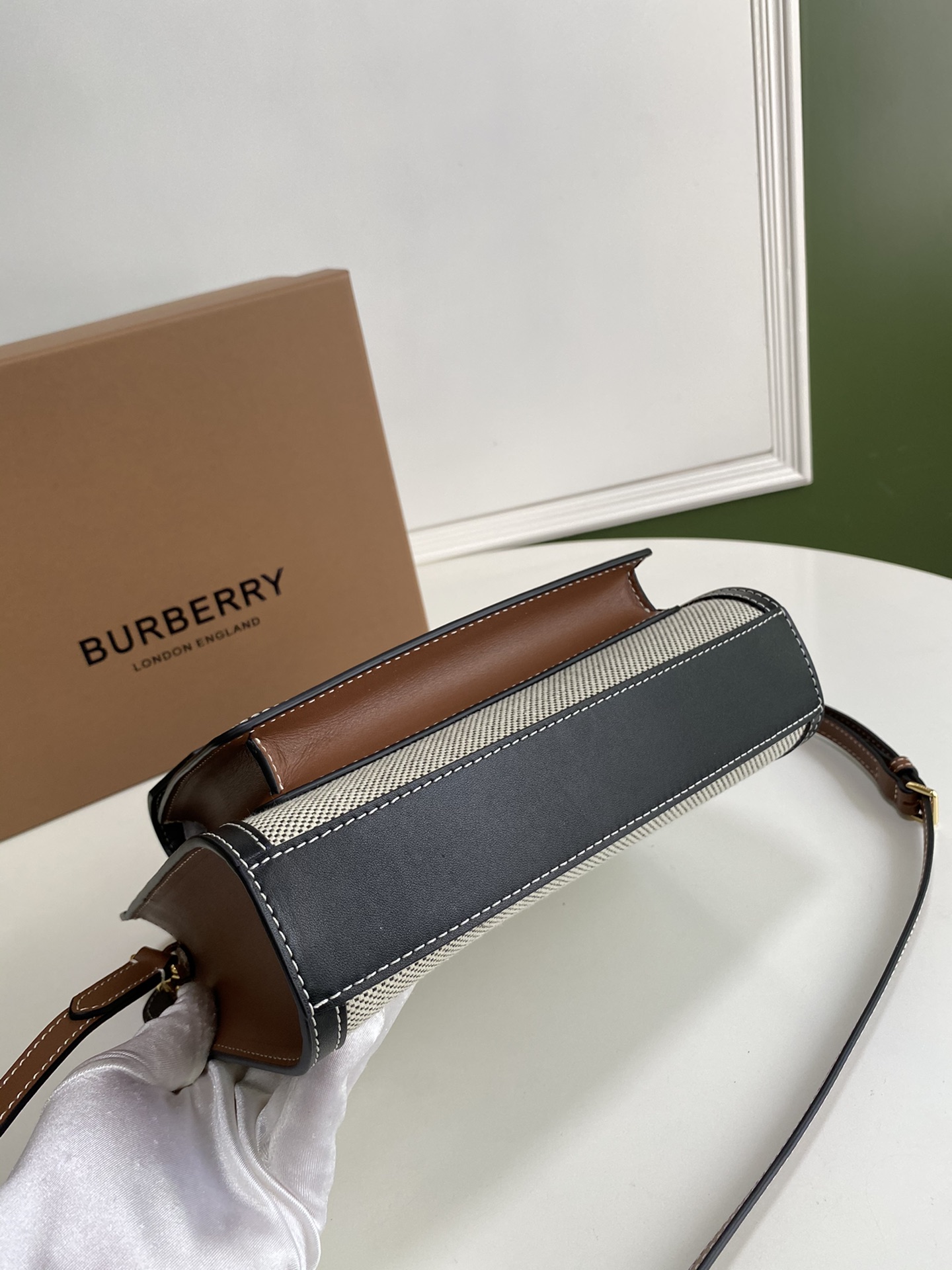 Burberry Horseferry 4776 (2) 23 x 6 x 26.5cm