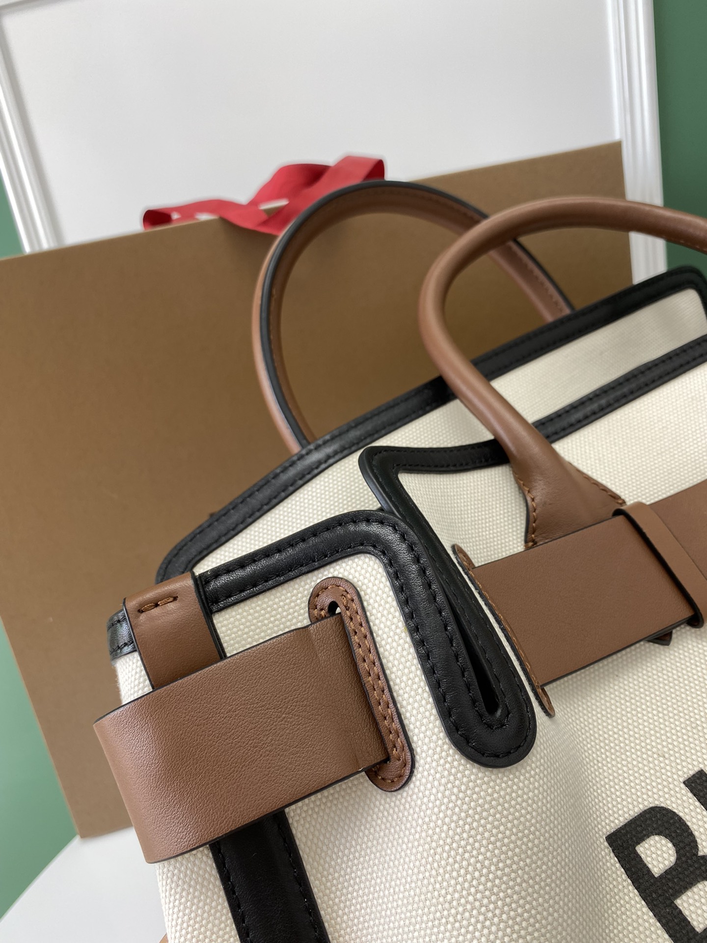 Burberry The Belt 338183 40 x 20 x 39cm