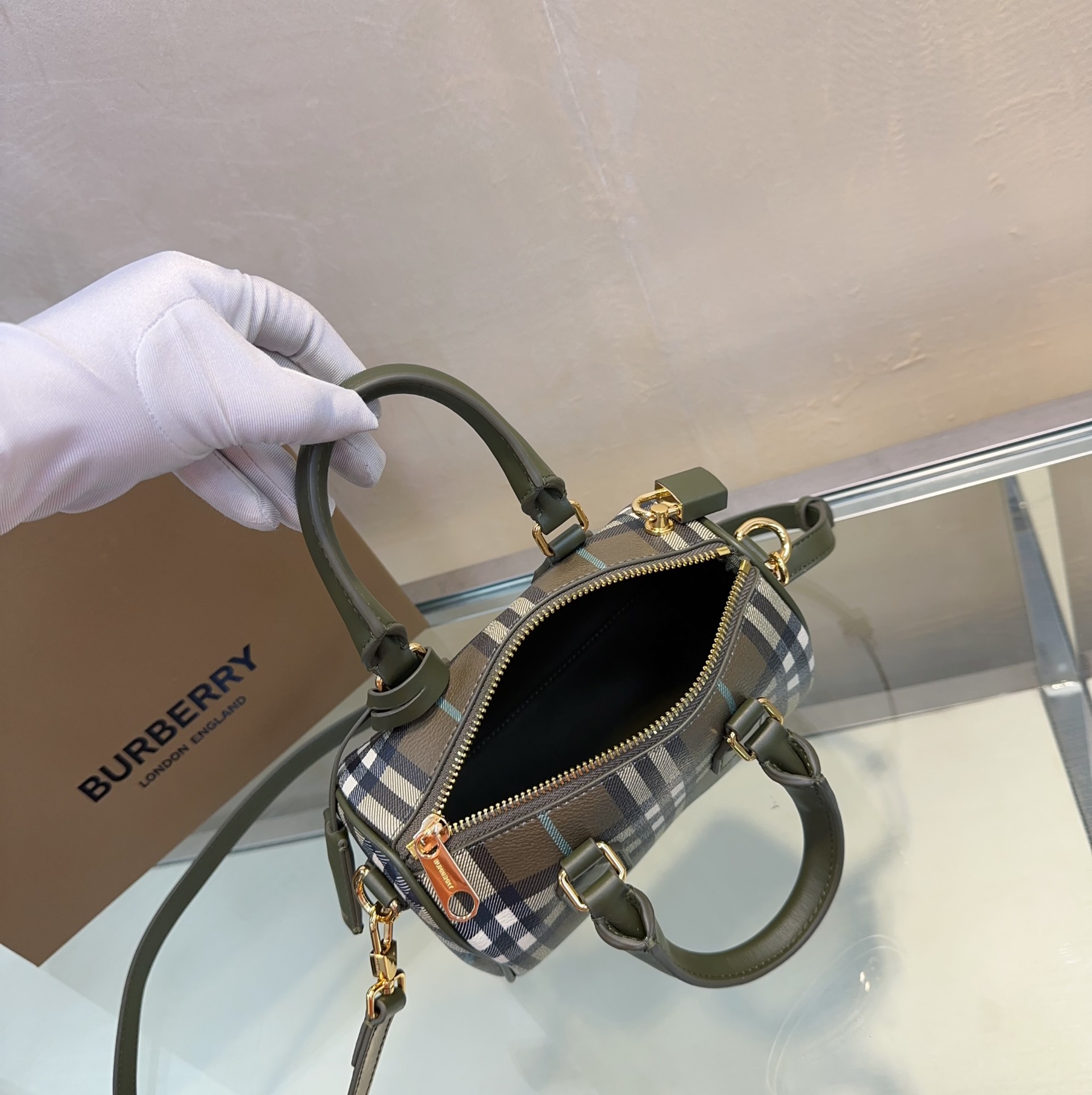 Burberry 496247 (2)  18.5 x 11x 12cm