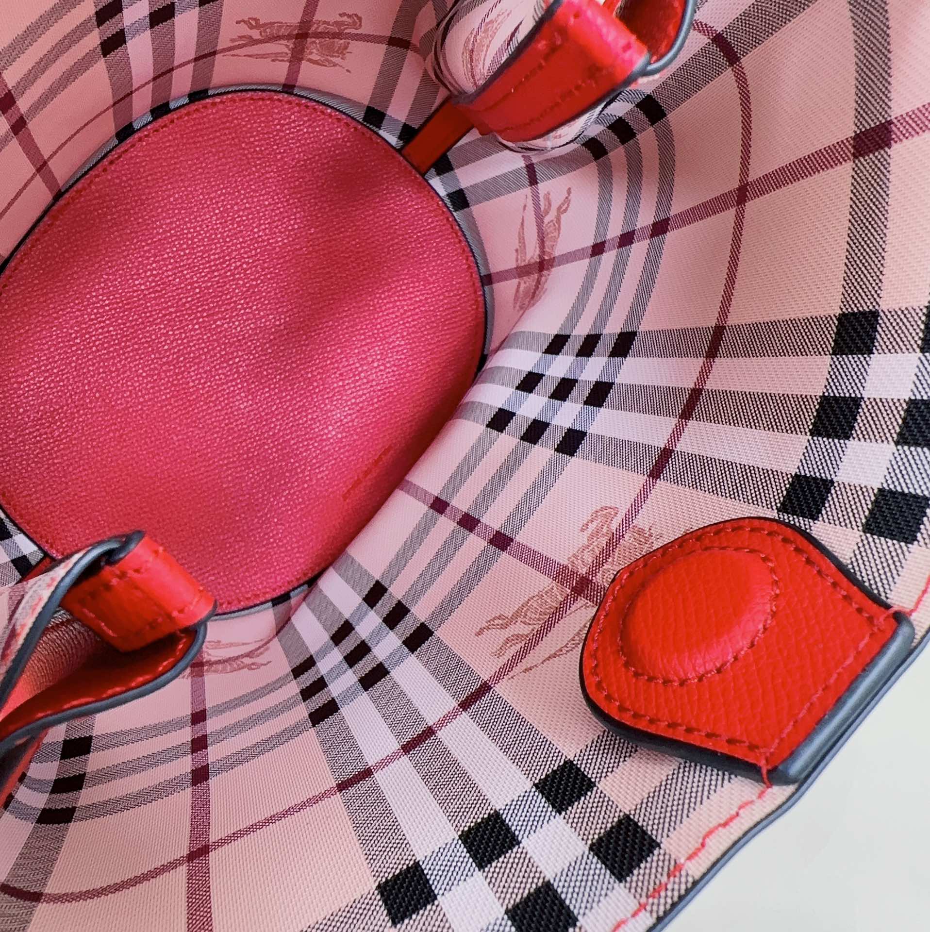 Burberry 158135 (8) 18.5 x 15 x 23.5cm