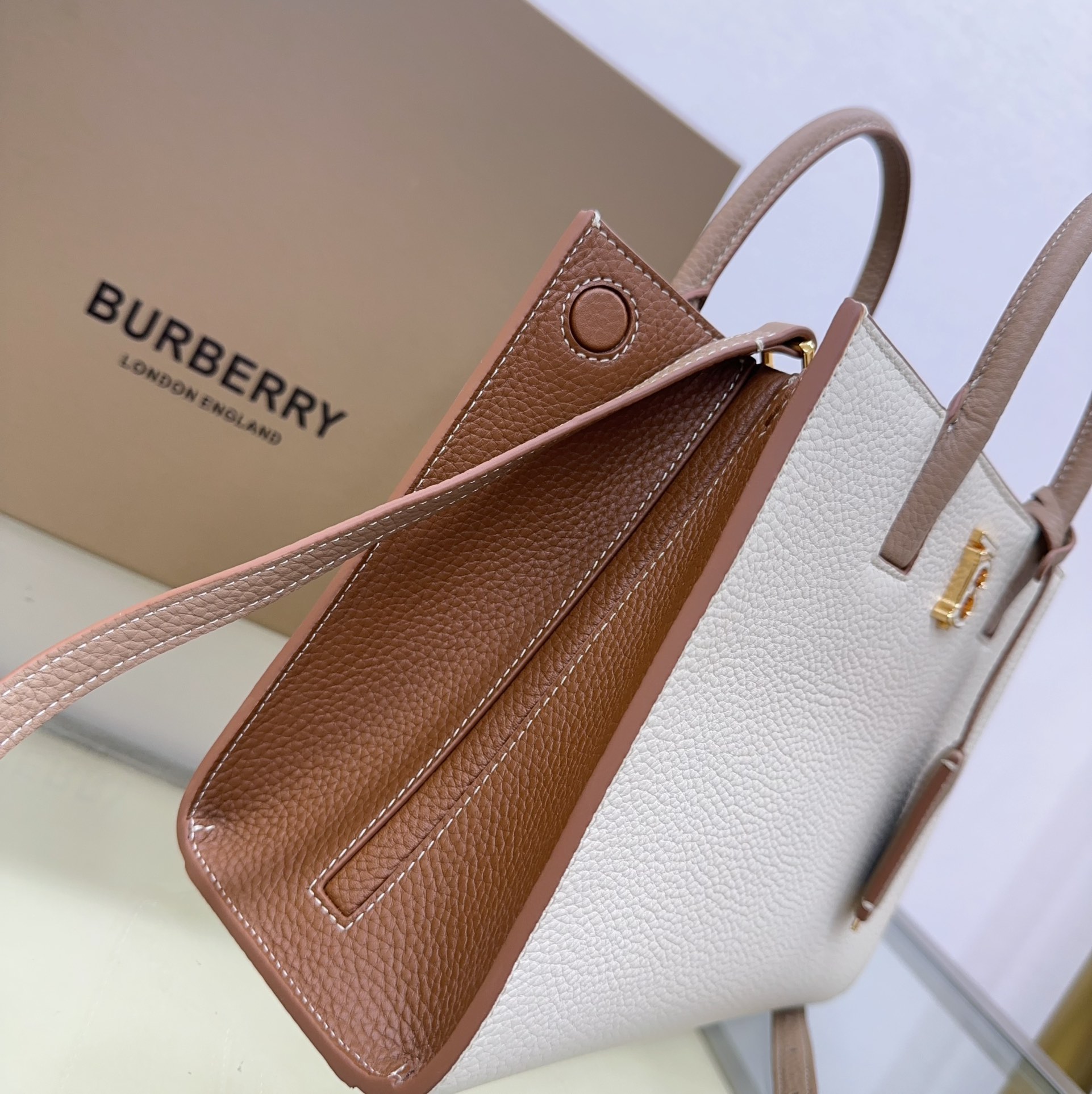Burberry 044173 (4) 27x 11× 20cm